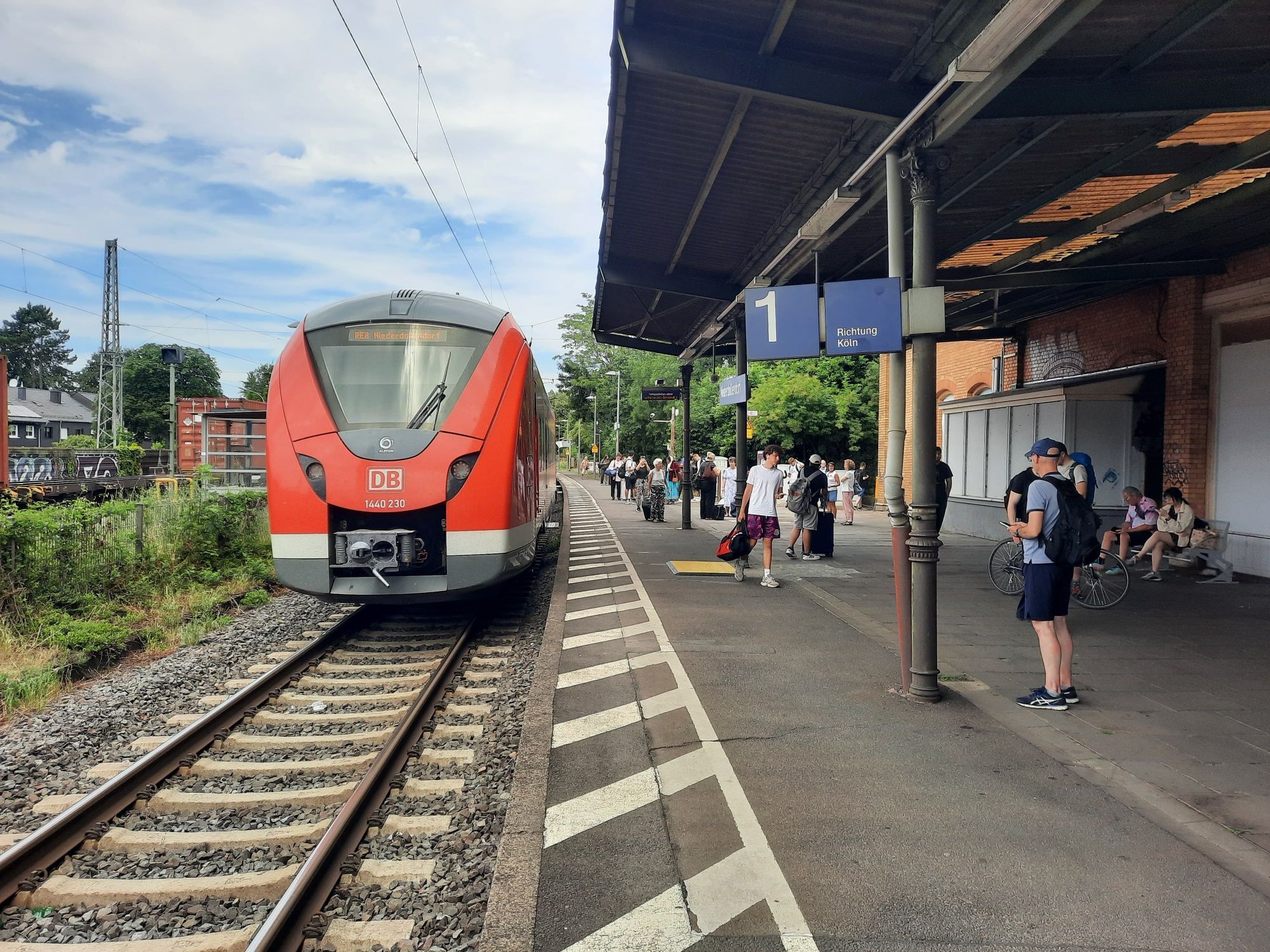 Ein RE8 steht im Bahnhof Niederdollendorf