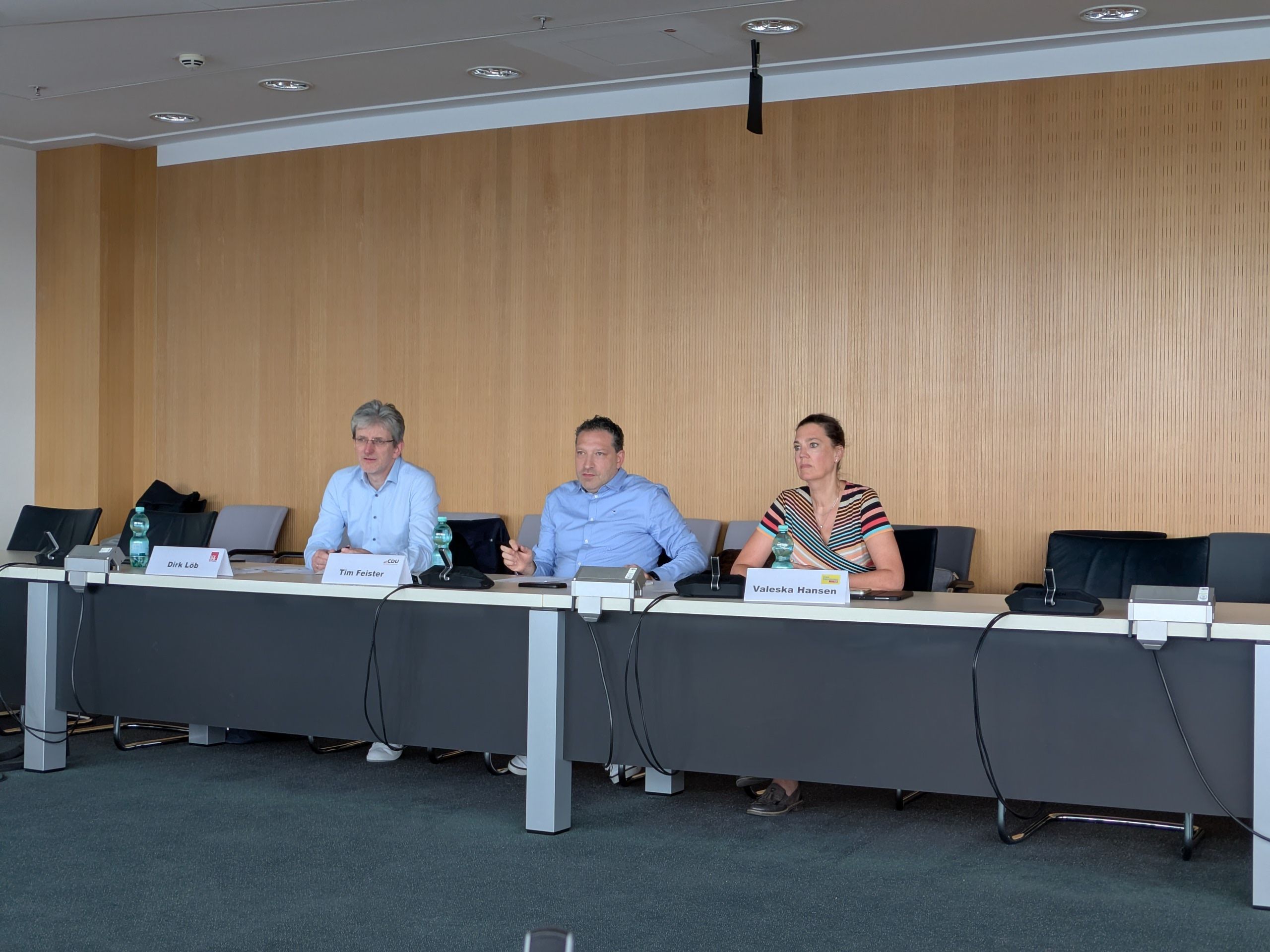 Dirk Löb, SPD, Tim Feister, CDU, und Valeska Hansen, FDP (v. l.), stellen die Inhalte ihres gemeinsamen Beschlusses vor.