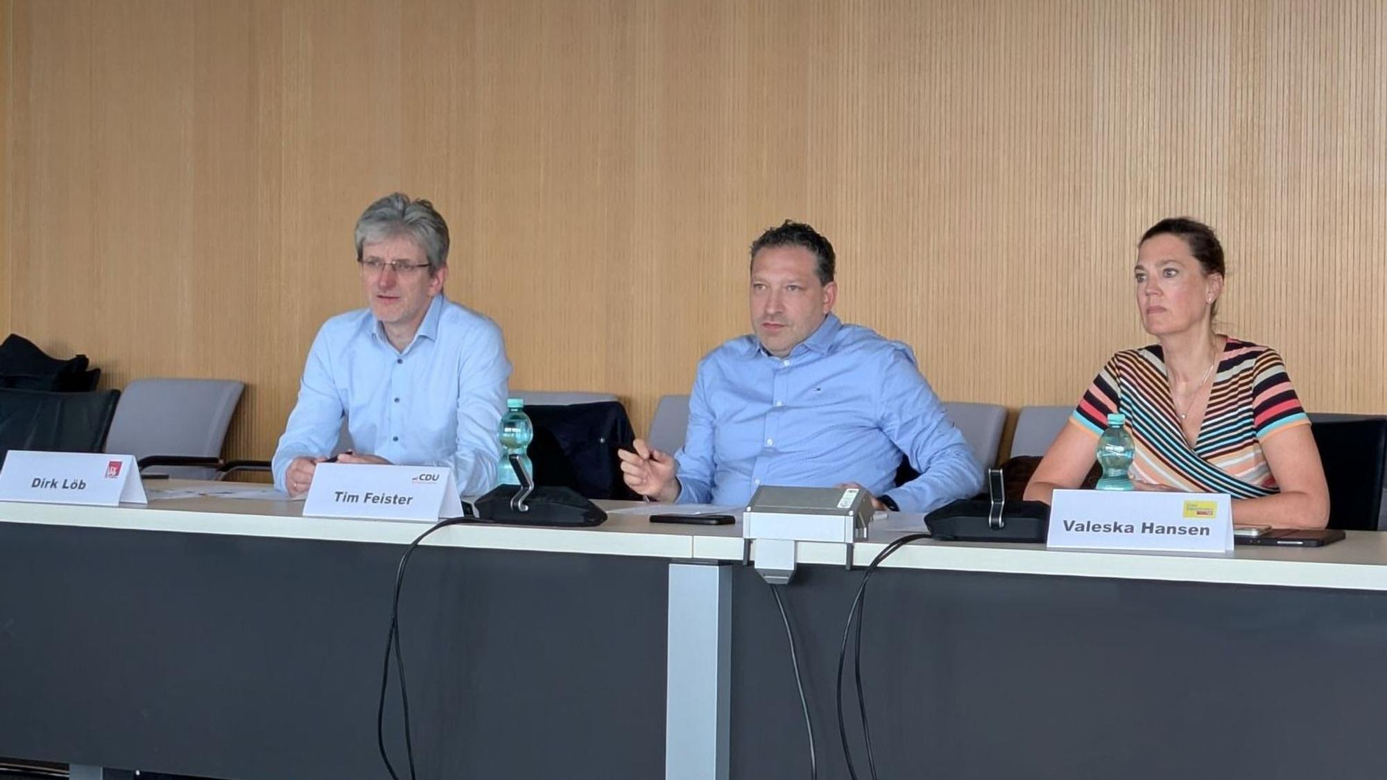 Dirk Löb, SPD, Tim Feister, CDU, und Valeska Hansen, FDP (v. l.), stellen die Inhalte ihres gemeinsamen Beschlusses vor.