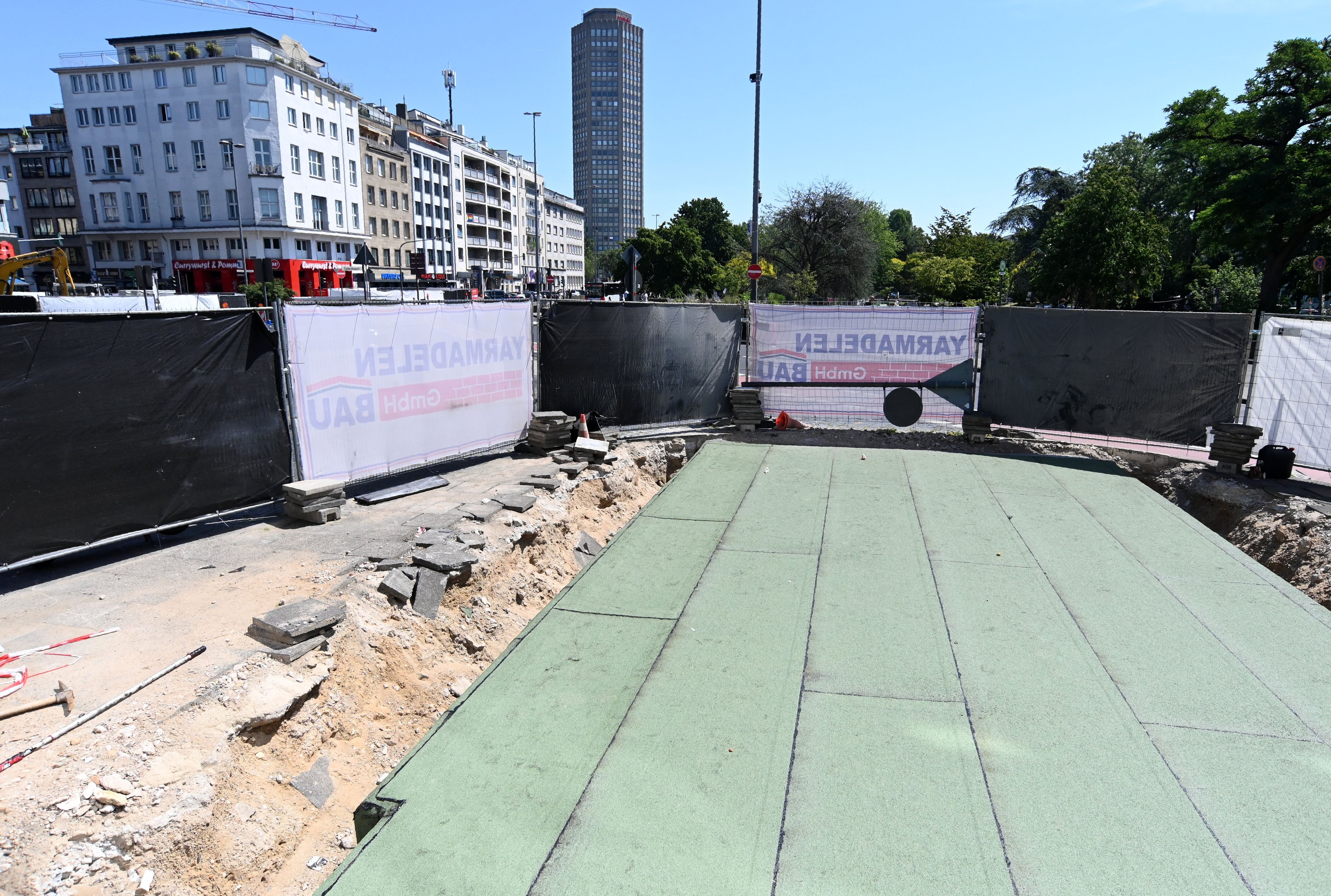 Treppenaufgänge wurden am Ebertplatz mit Betondeckeln verschlossen.
