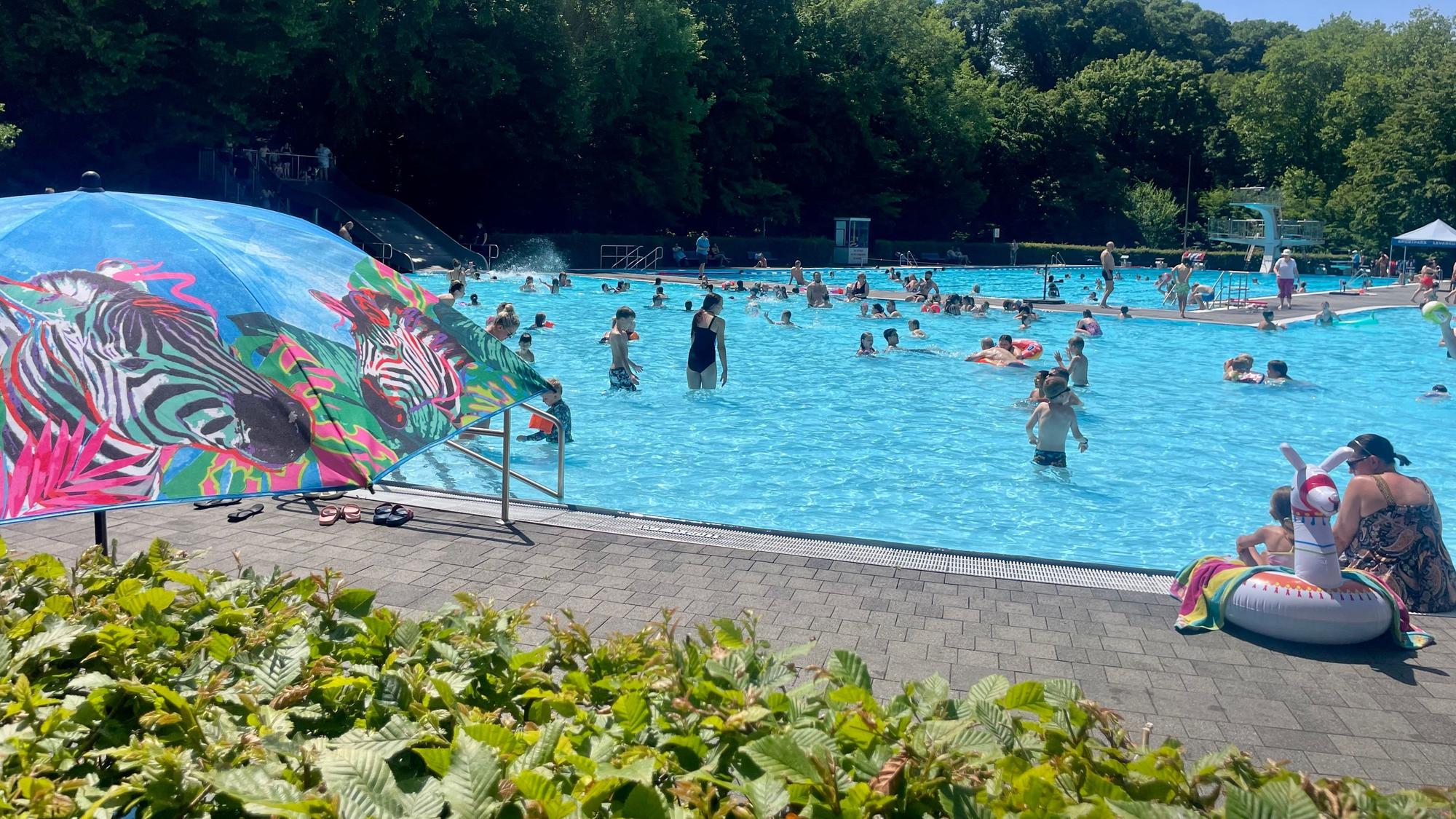 Karten fürs Freibad Wiembachtal gibt es nur online. Das geht nicht angesichts der Hitze, findet die Fraktion.
