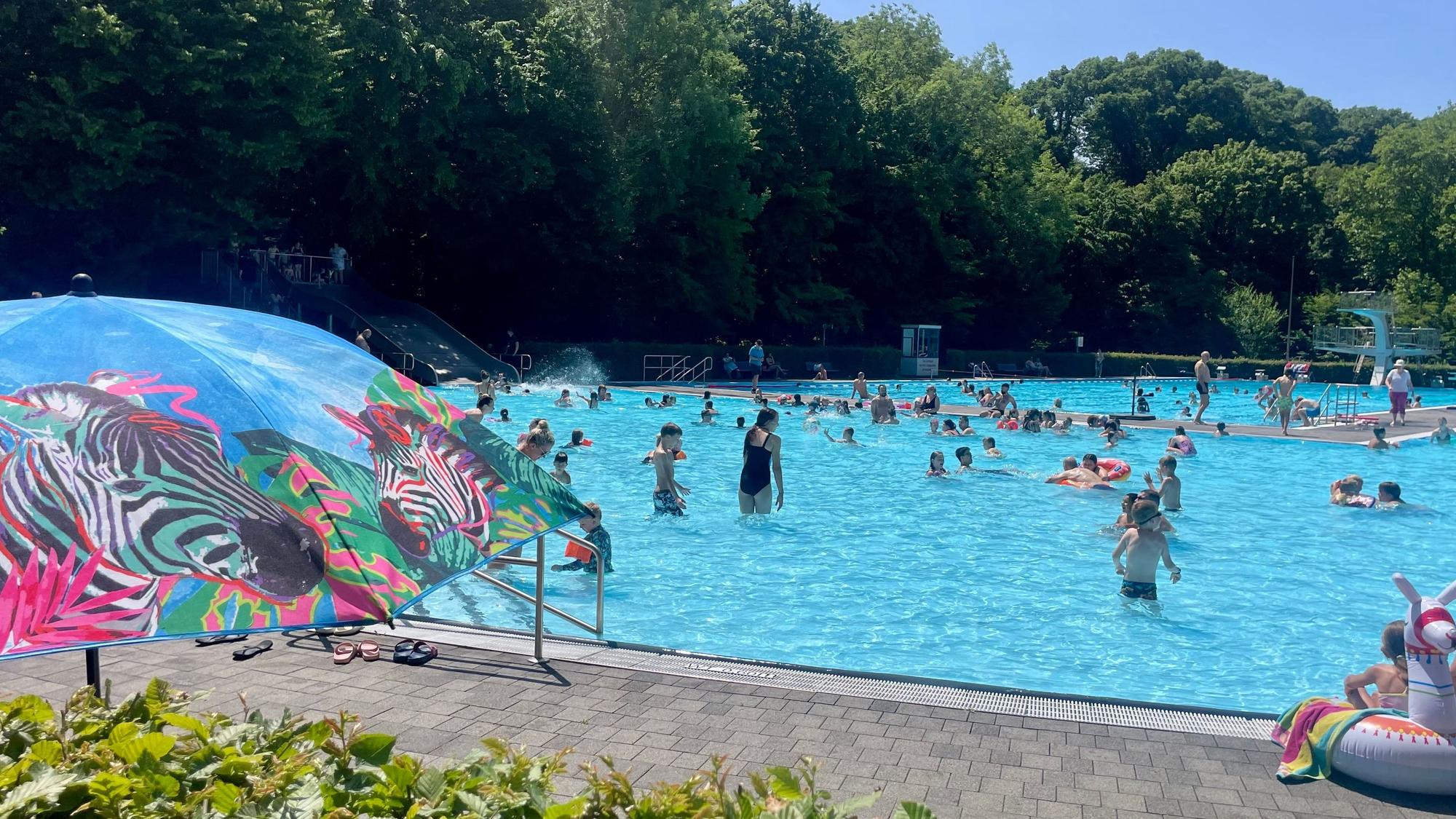 Viele Badegäste im Freibad Wiembachtal