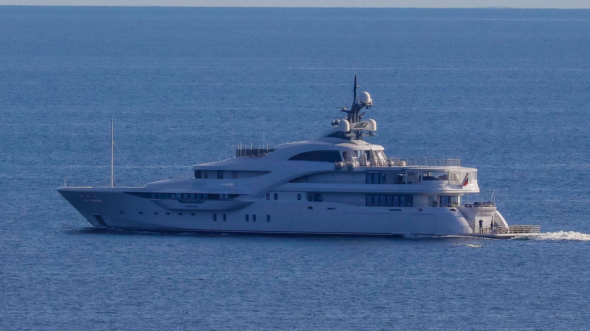 Blick auf die Motoryacht „Kosatka“ (früher „Graceful“) des russischen Präsidenten Wladimir Putin, hier im Jahr 2022 in der Ostsee auf der Fahrt von Kaliningrad vermutlich nach Sankt Petersburg.