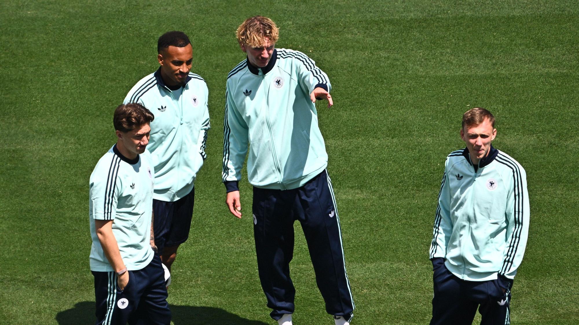 Nick Woltemade (Mitte) und einige DFB-Stars.