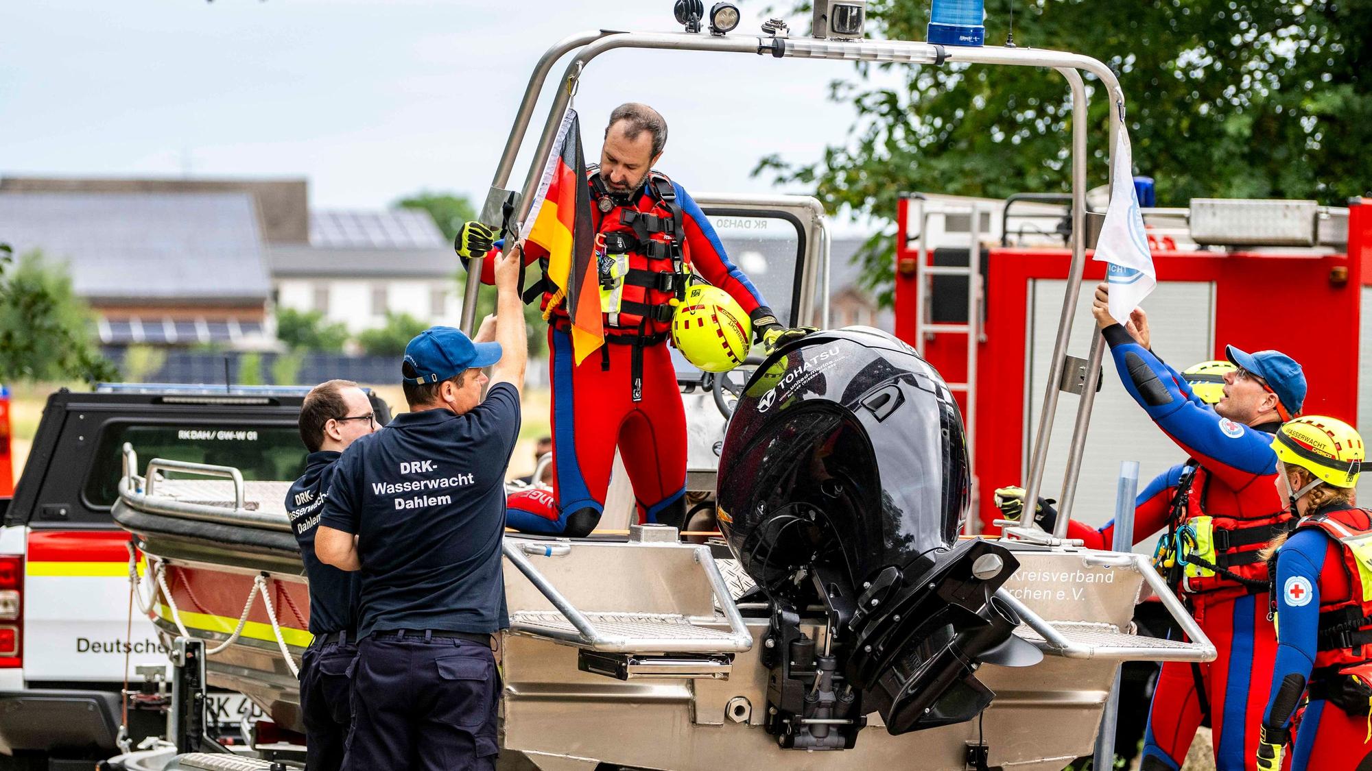 Das Bild zeigt Rettungstaucher, die sich auf ihren Einsatz vorbereiten.
