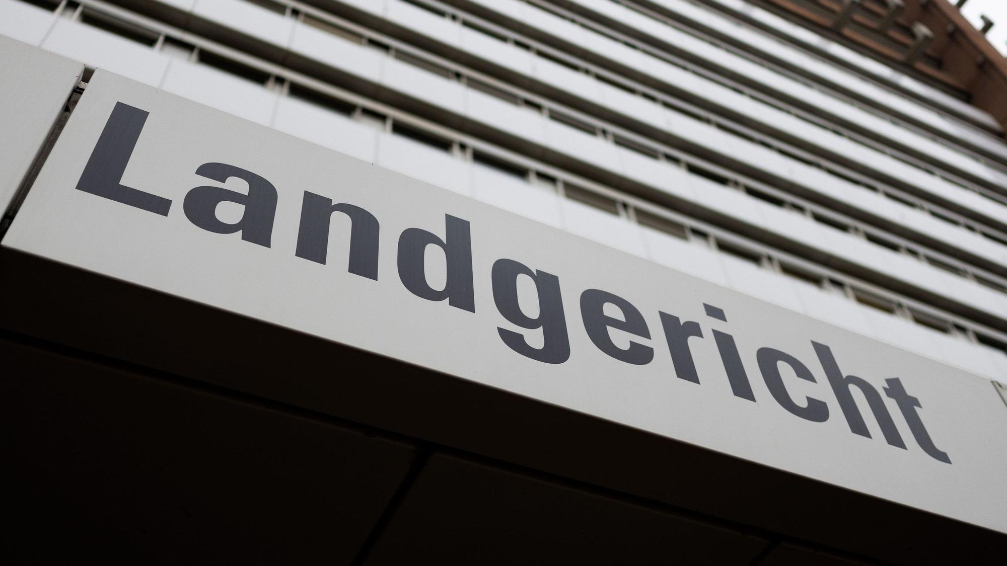 Das Bild zeigt den Schriftzug "Landgericht" an der Fassade des Gerichtsgebäudes in Köln.