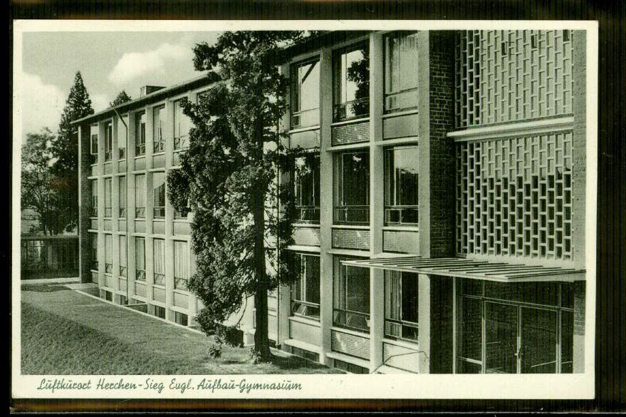 Erst mit dem Schulneubau bekam die Schule 1973 ihren heutigen Namen Bodelschwingh-Gymnasium Herchen.Gegründet wurde es 1951 namenlos als Evangelisches Aufbau-Gymnasium.