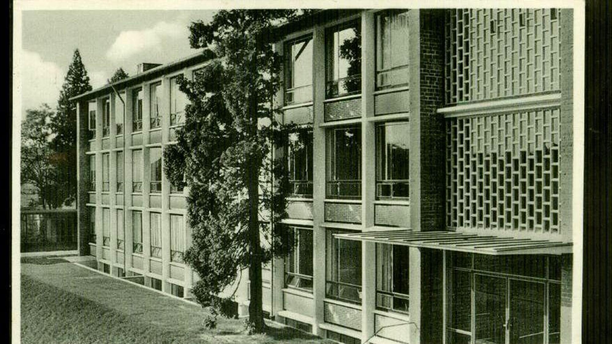 Erst mit dem Schulneubau bekam die Schule 1973 ihren heutigen Namen Bodelschwingh-Gymnasium Herchen.Gegründet wurde es 1951 namenlos als Evangelisches Aufbau-Gymnasium.