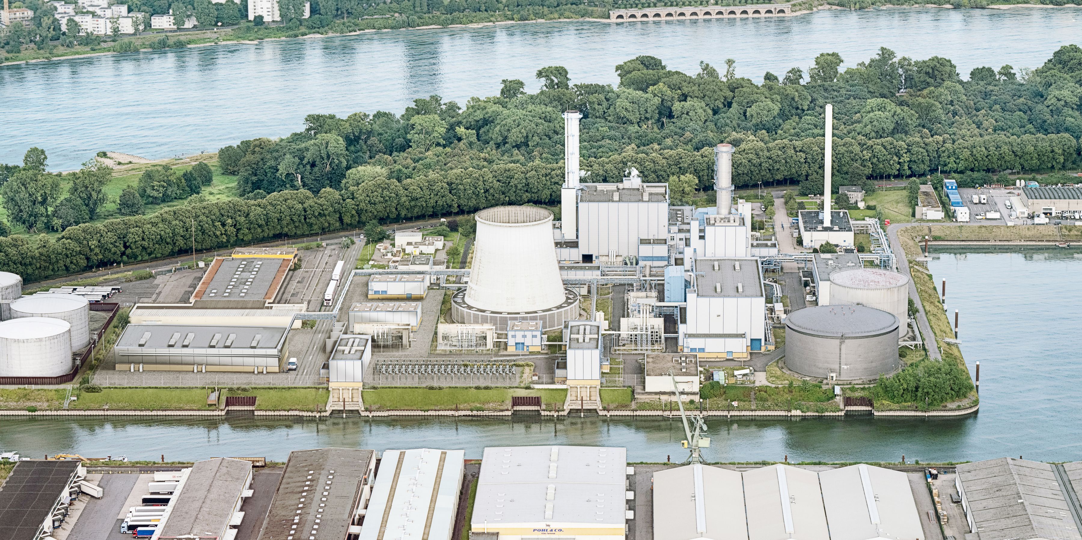 Mit einer Investition von 280 Millionen Euro treibt die Rhein-Energie die Energie- und Wärmewende in Köln voran. Am Standort Niehl entsteht Europas größte Flusswasser-Wärmepumpe, die ab 2028 klimafreundliche Fernwärme für bis zu 50000 Haushalte liefern soll.