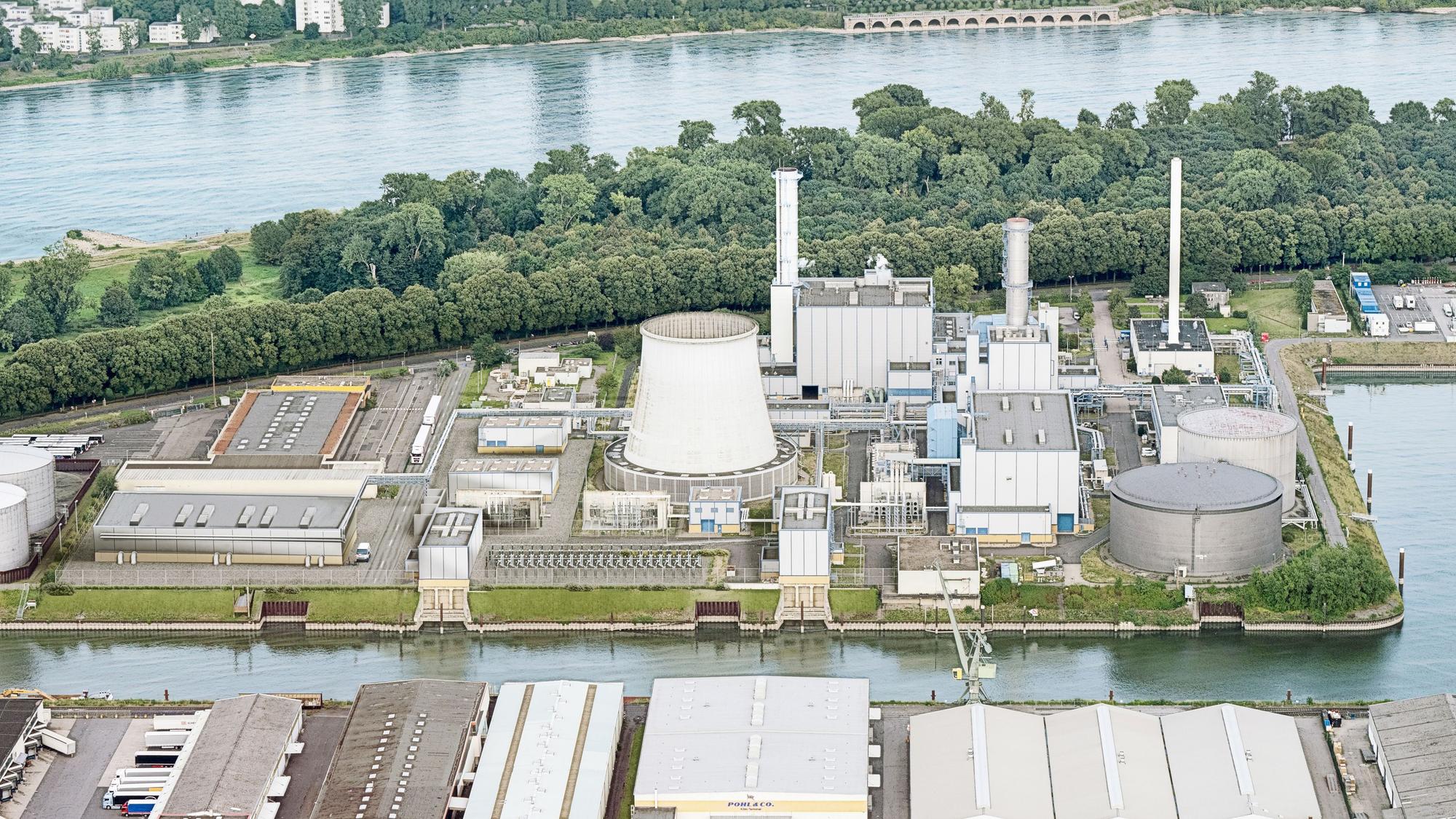 Mit einer Investition von 280 Millionen Euro treibt die Rhein-Energie die Energie- und Wärmewende in Köln voran. Am Standort Niehl entsteht Europas größte Flusswasser-Wärmepumpe, die ab 2028 klimafreundliche Fernwärme für bis zu 50000 Haushalte liefern soll.