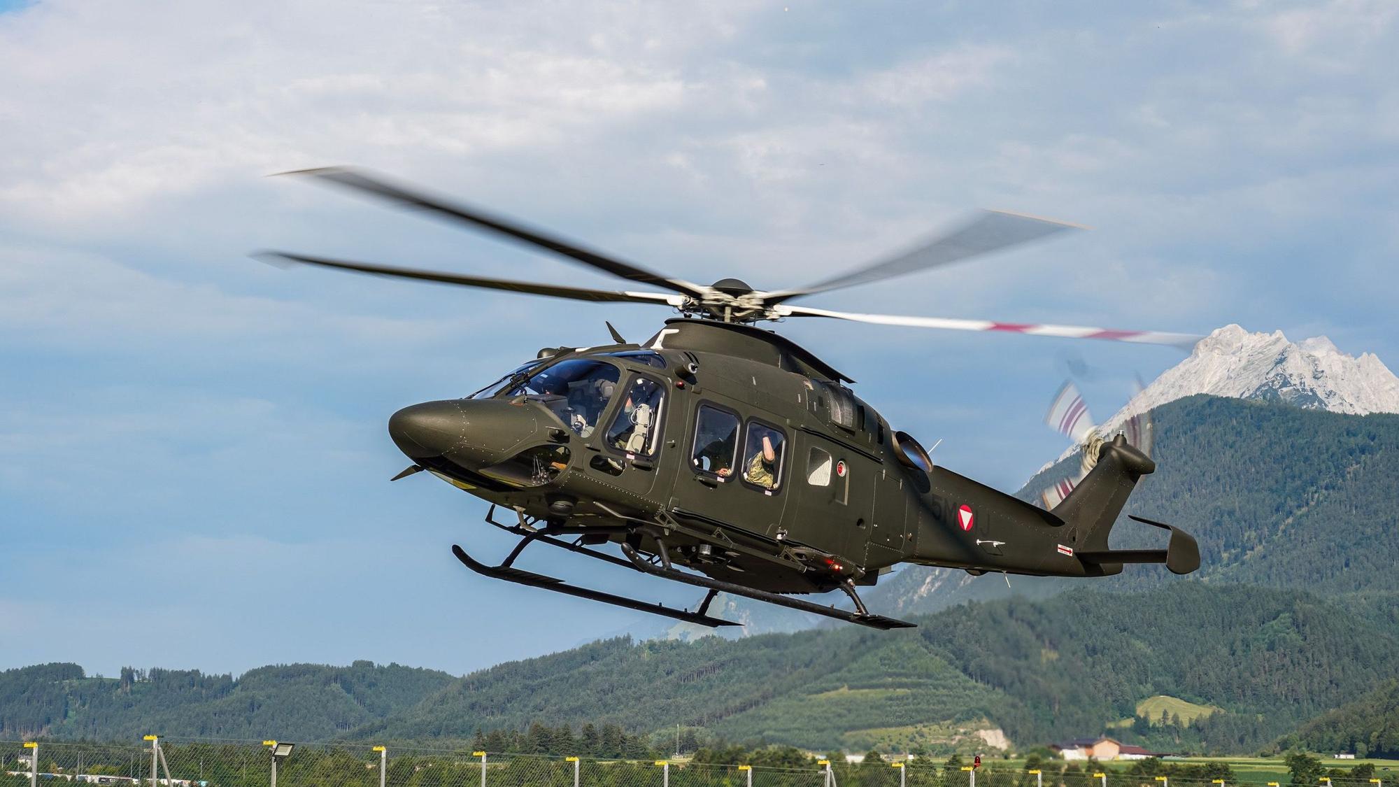 Ein Hubschrauber des österreichischen Bundesheers startet zu einem Evakuierungseinsatz.
