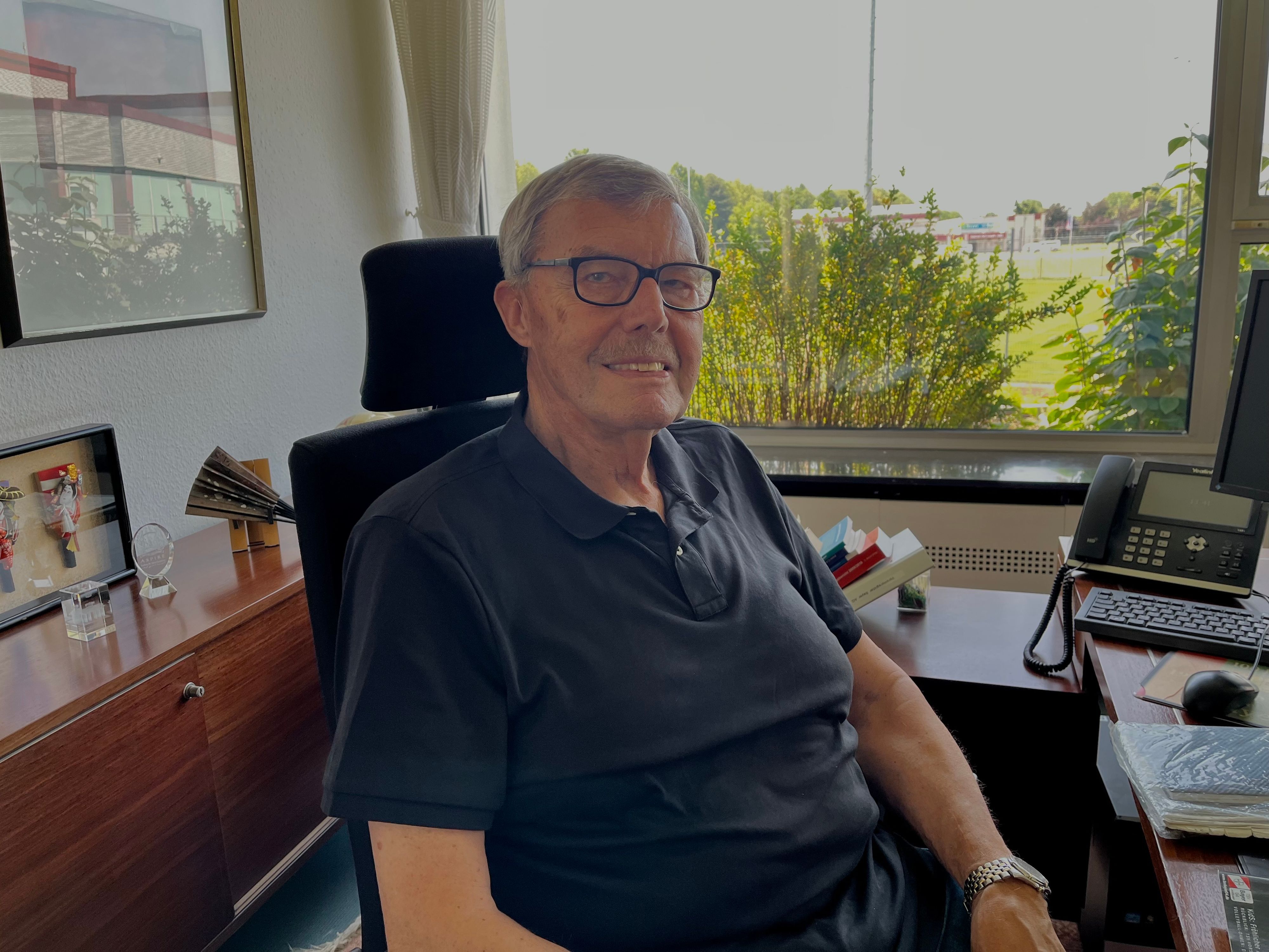 Klaus Beck an seinem langjährigen Platz: Im Büro des TSV-Vorsitzenden mit Blick auf die Anlage.