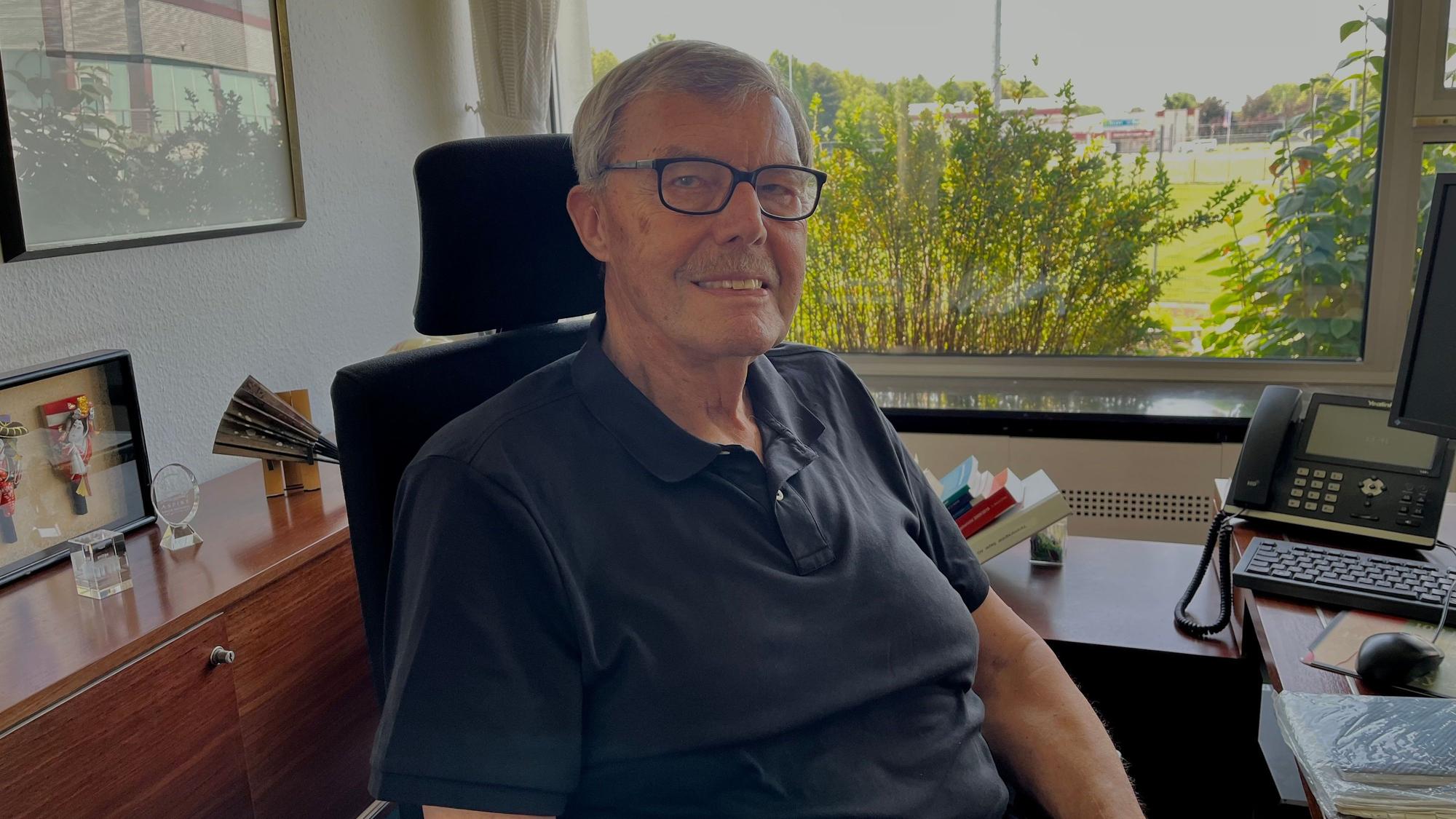 Klaus Beck an seinem langjährigen Platz: Im Büro des TSV-Vorsitzenden mit Blick auf die Anlage.