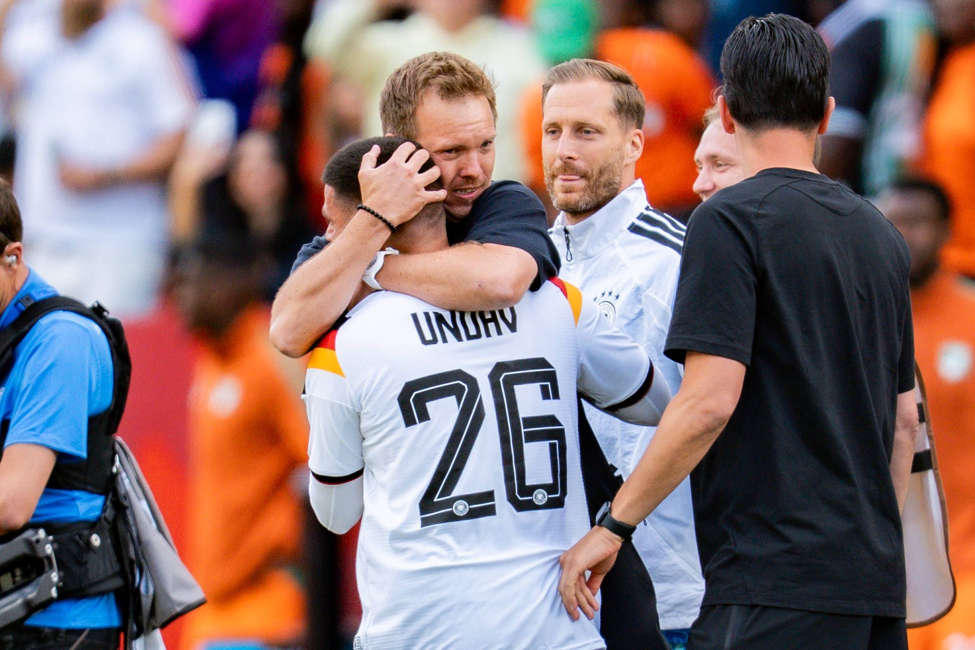 Julian Nagelsmann umarmt Deniz Undav.