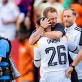 Julian Nagelsmann umarmt Deniz Undav.