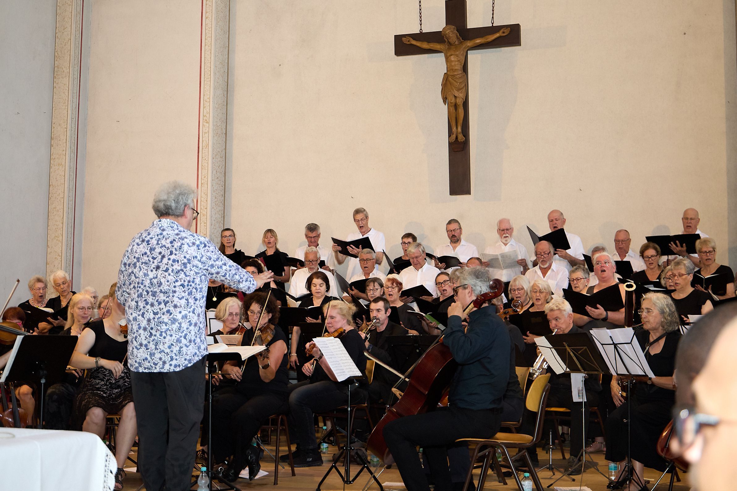 Chor und Orchester der Basilika Steinfeld unter der Leitung von Erik Arndt bei einem Auftritt in der Mechernicher Pfarrkirche.