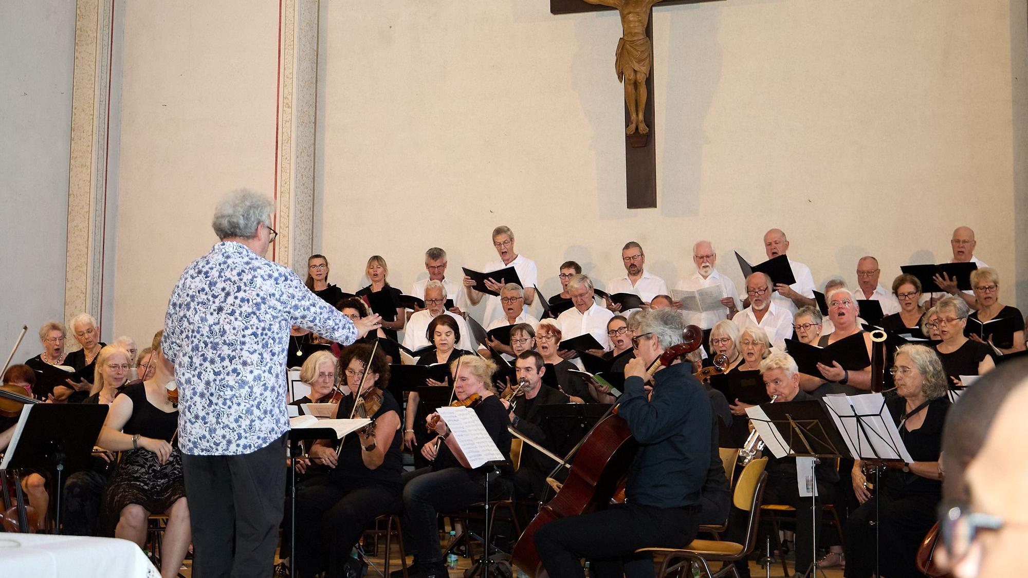 Chor und Orchester der Basilika Steinfeld unter der Leitung von Erik Arndt bei einem Auftritt in der Mechernicher Pfarrkirche.