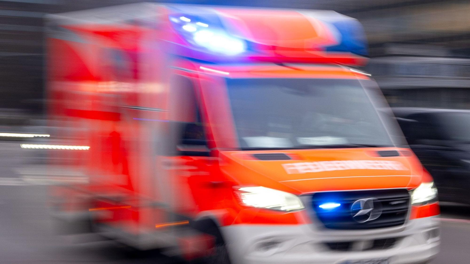 Ein Rettungswagen der Feuerwehr fährt mit Blaulicht zum Einsatz.