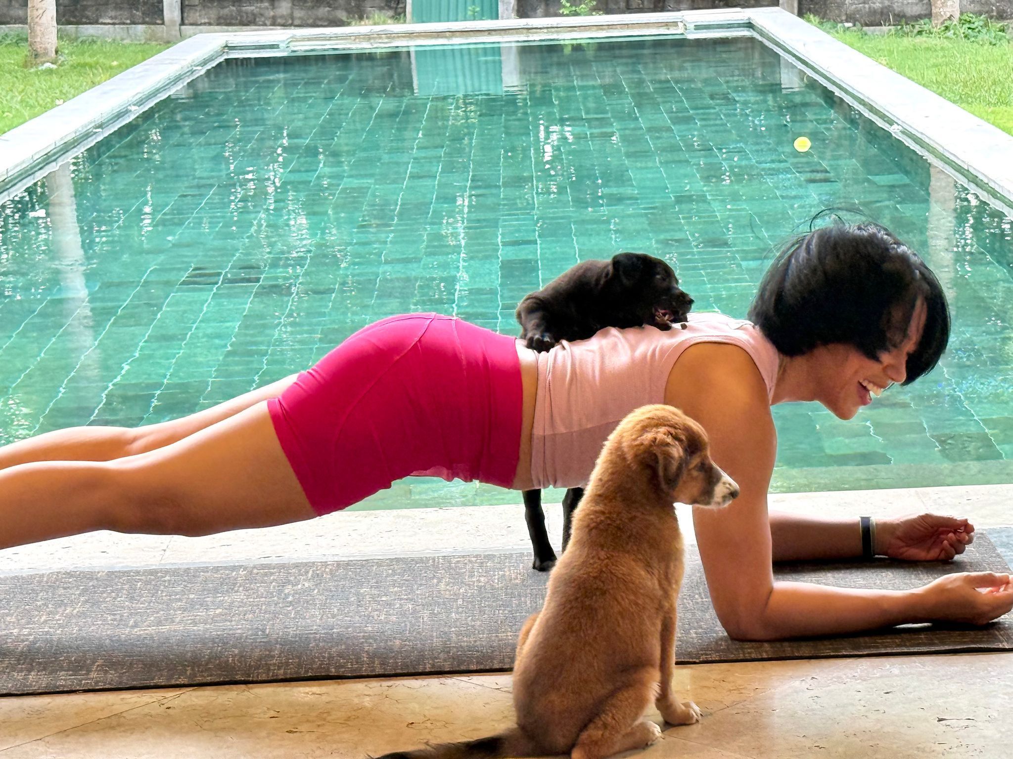 Auch Kursleiterin Nixie bekommt während der Plank-Position Besuch.