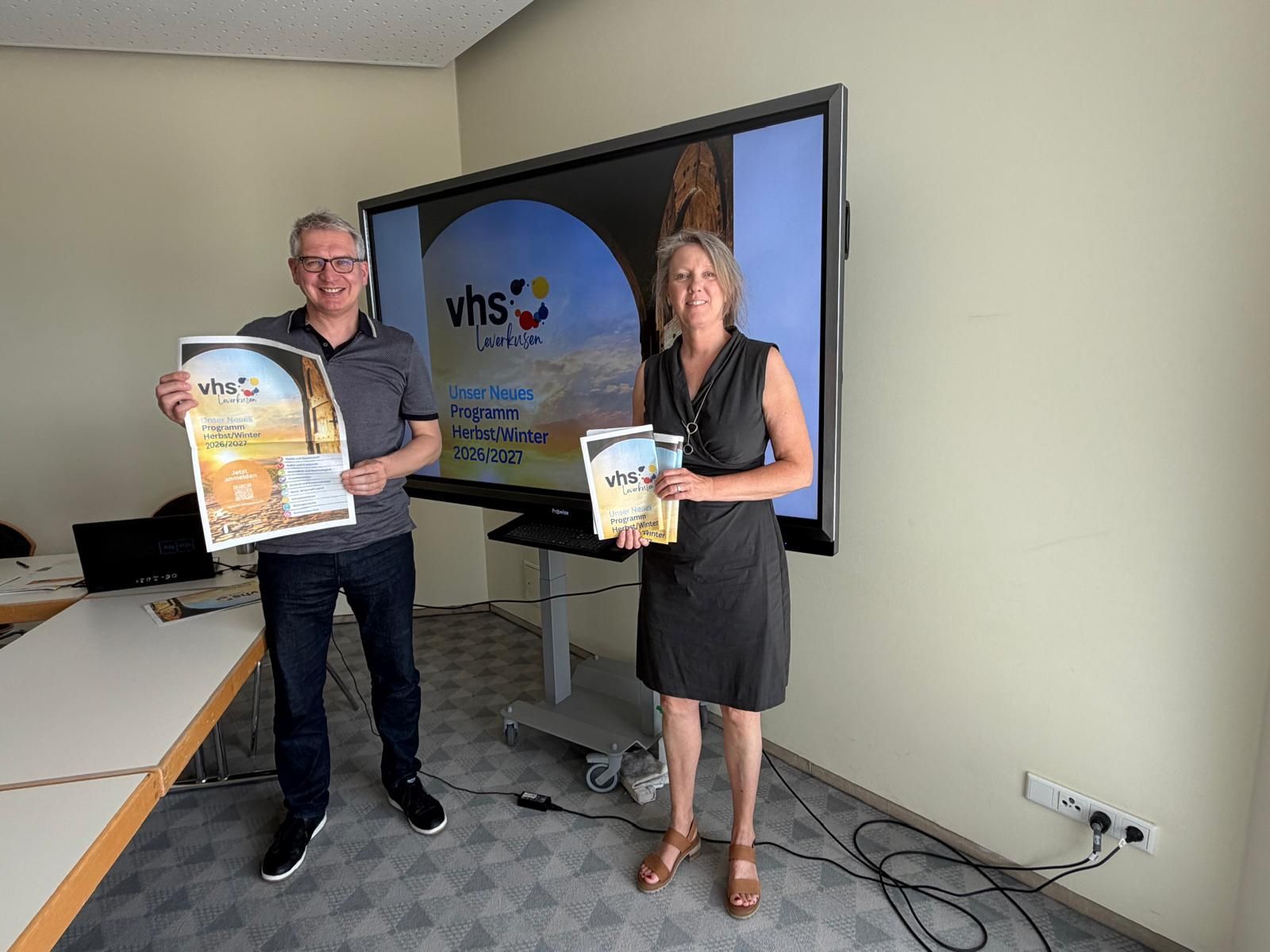 Günter Hinken (Leiter der VHS) und Uta Wagner (Leiterin VHS und VHA-Öffentlichkeitsarbeit), präsentieren das neue Programm.