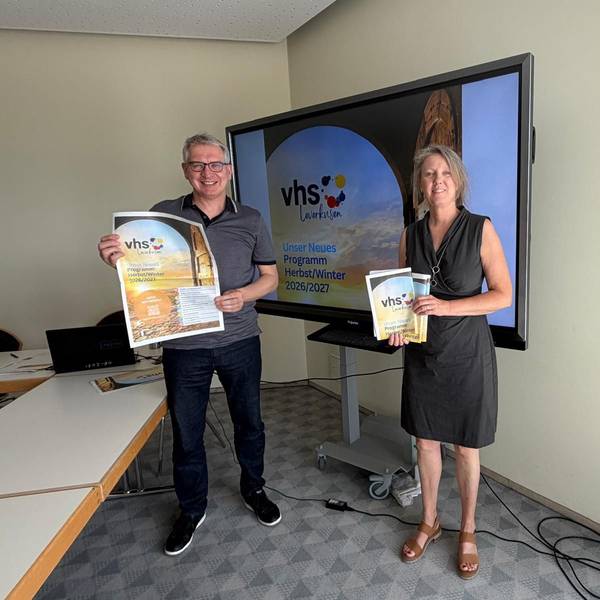 Günter Hinken (Leiter der VHS) und Uta Wagner (Leiterin VHS und VHA-Öffentlichkeitsarbeit), präsentieren das neue Programm.