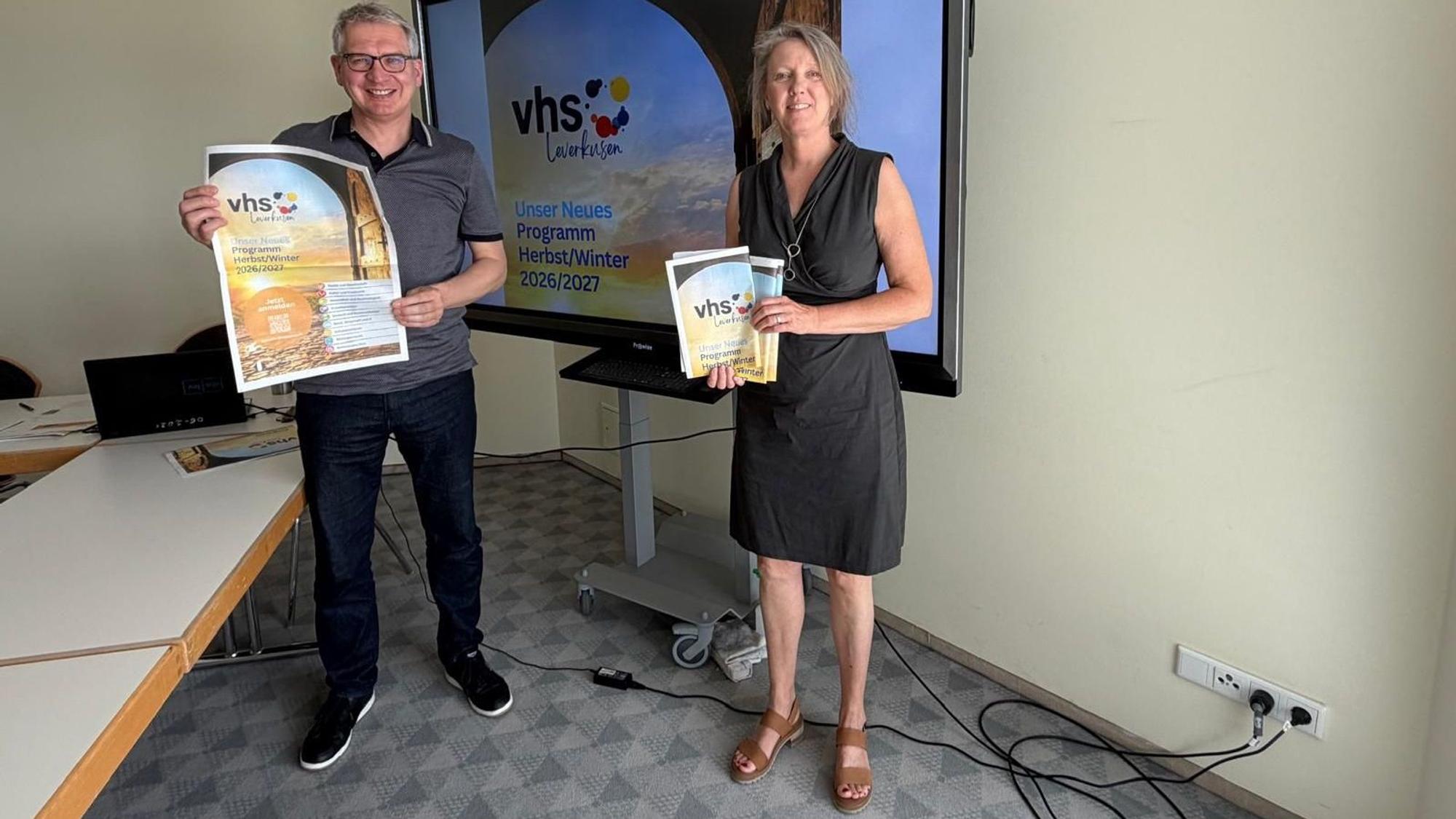 Günter Hinken (Leiter der VHS) und Uta Wagner (Leiterin VHS und VHA-Öffentlichkeitsarbeit), präsentieren das neue Programm.