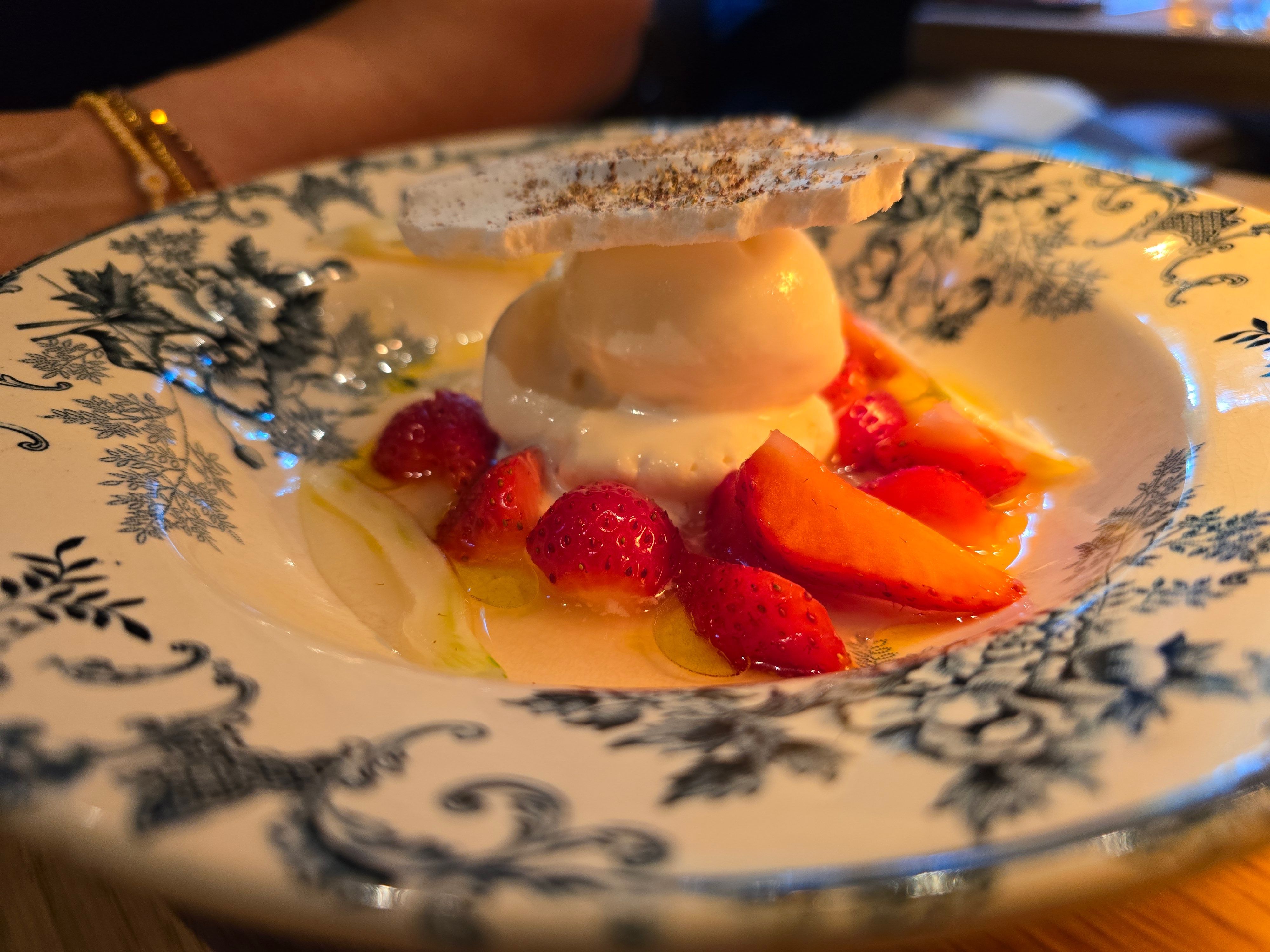 Das einzige Dessert auf der Karte kombiniert Fenchelsamen-Eis mit einem Sichuan-Pfeffer-Baiser, Erdbeeren und ein wenig Fenchel