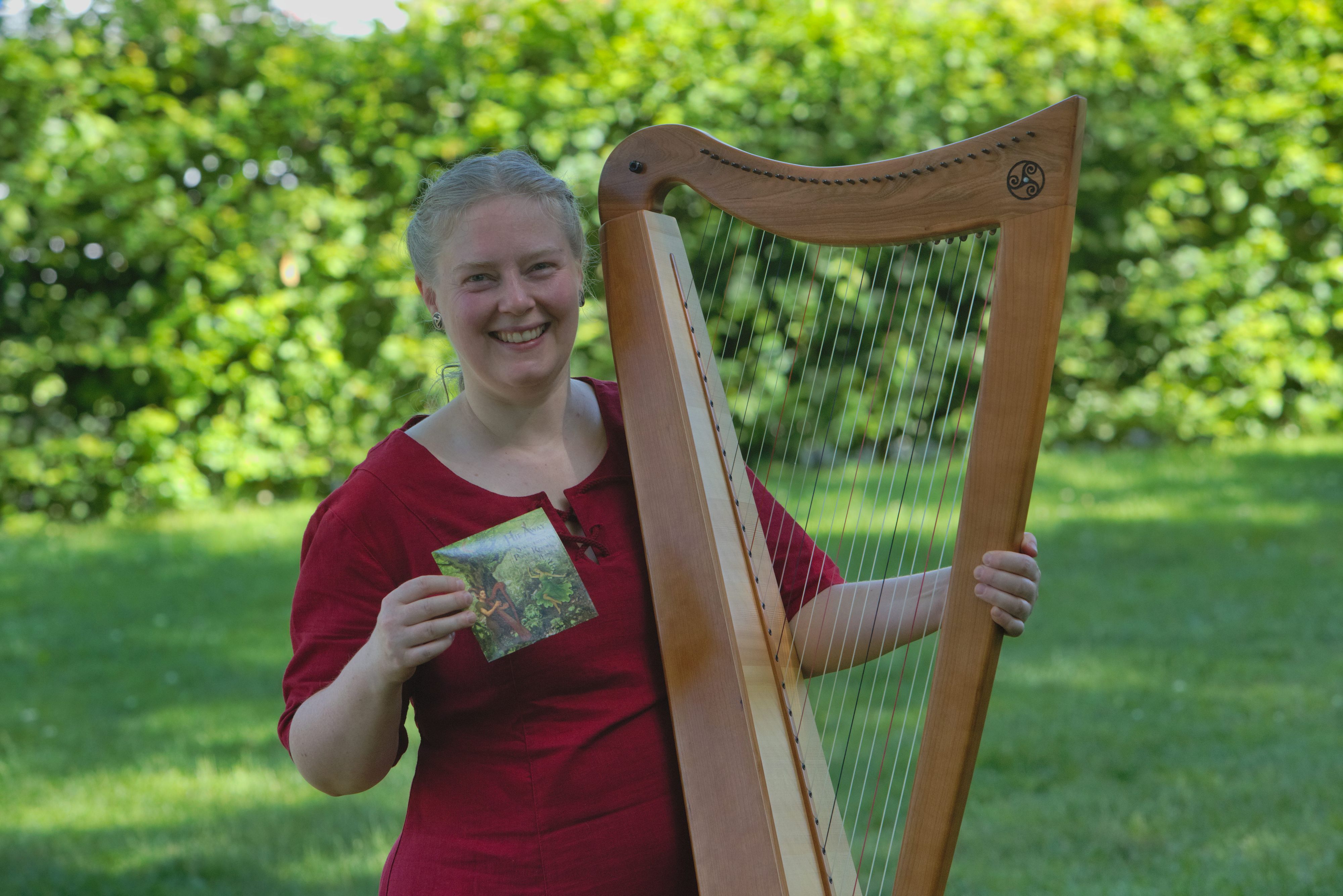 Mit ihrer Stimme und der keltischen Harfe begeistert Carina Harbich viele Menschen für Celtic Folk.