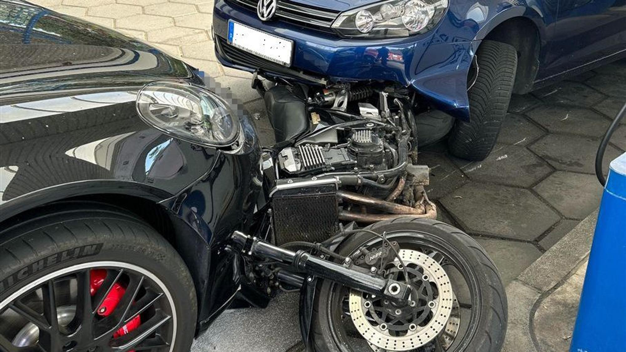 Bei einem Unfall auf dem Gelände der Jaeger-Tankstelle in Wiehl-Alperbrück wurden mehrere Fahrzeuge beschädigt. Durch die Wucht des Aufpralls wurde ein Motorrad in die Front eines schwarzen Porsche gedrückt.