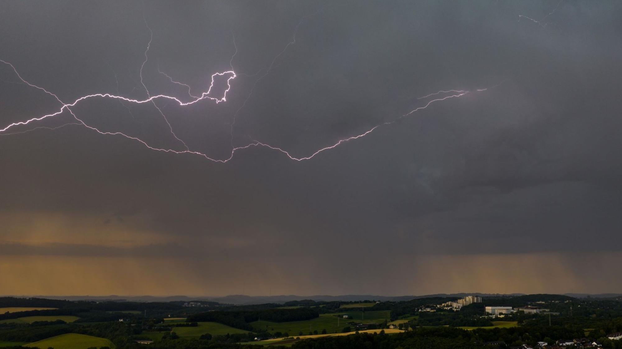 Der DWD erwartet am Dienstag vereinzelte Gewitter mit Unwetterpotenzial.