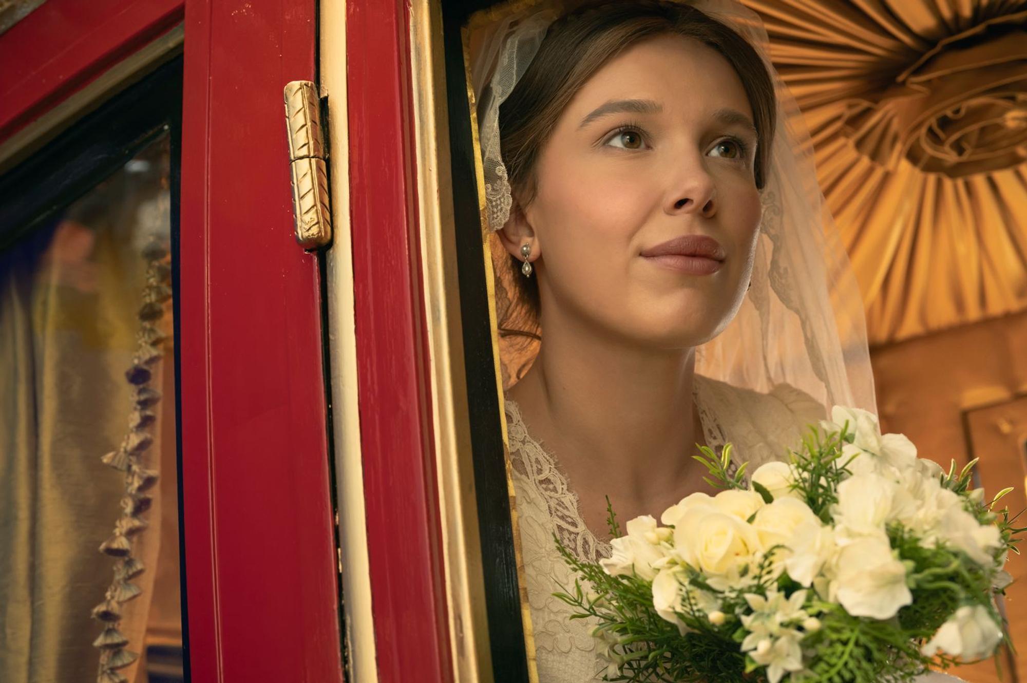 Enola Holmes (Millie Bobby Brown) befindet sich bereits auf dem Weg zu ihrer Trauung, als sie eine schreckliche Nachricht erhält. (Bild: John Wilson/Netflix 2026)