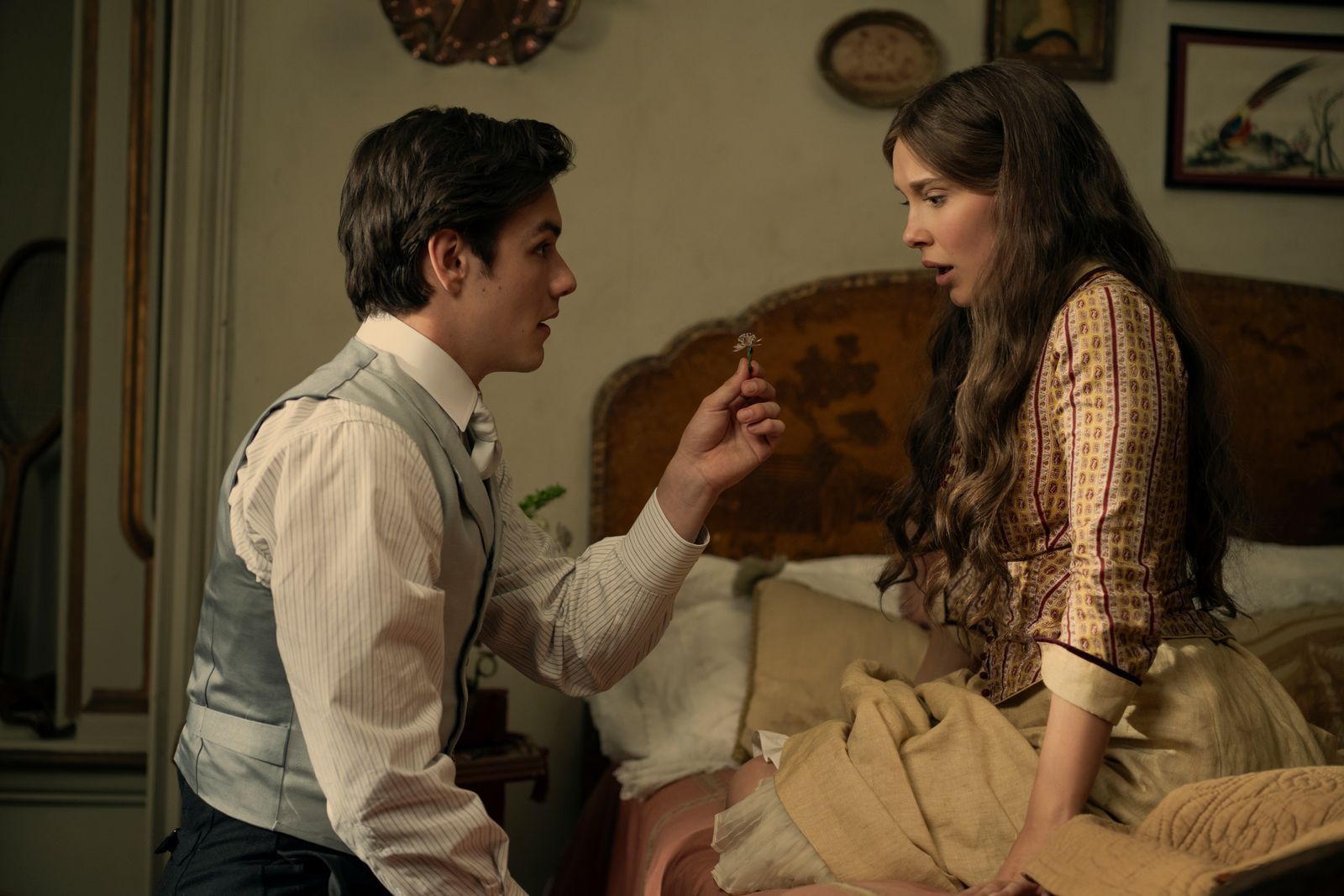 Tewkesbury (Louis Partridge) überrascht seine Liebste Enola Holmes (Millie Bobby Brown) mit einem Heiratsantrag.  (Bild: John Wilson/Netflix 2025)