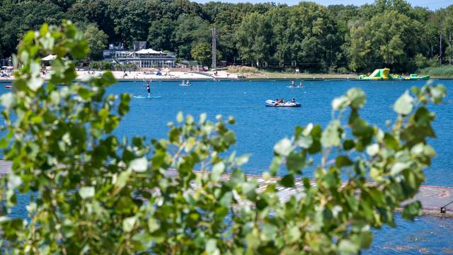 Der Fühlinger See ist als Bade- und Wassersportparadies beliebt.