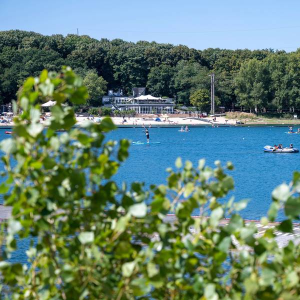 Der Fühlinger See ist als Bade- und Wassersportparadies beliebt.