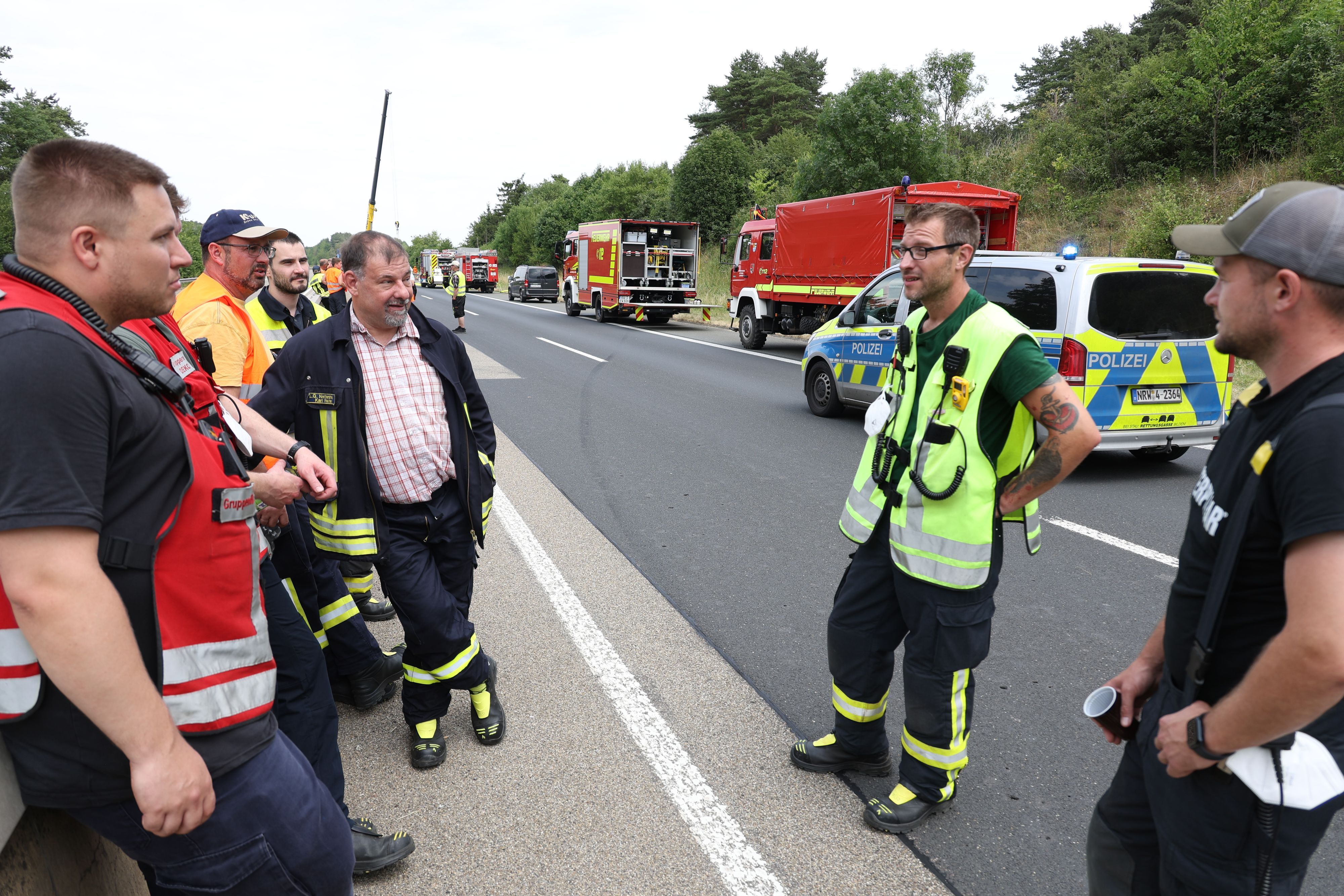 Die Feuerwehrleute im Gespräch an der Einsatzstelle.