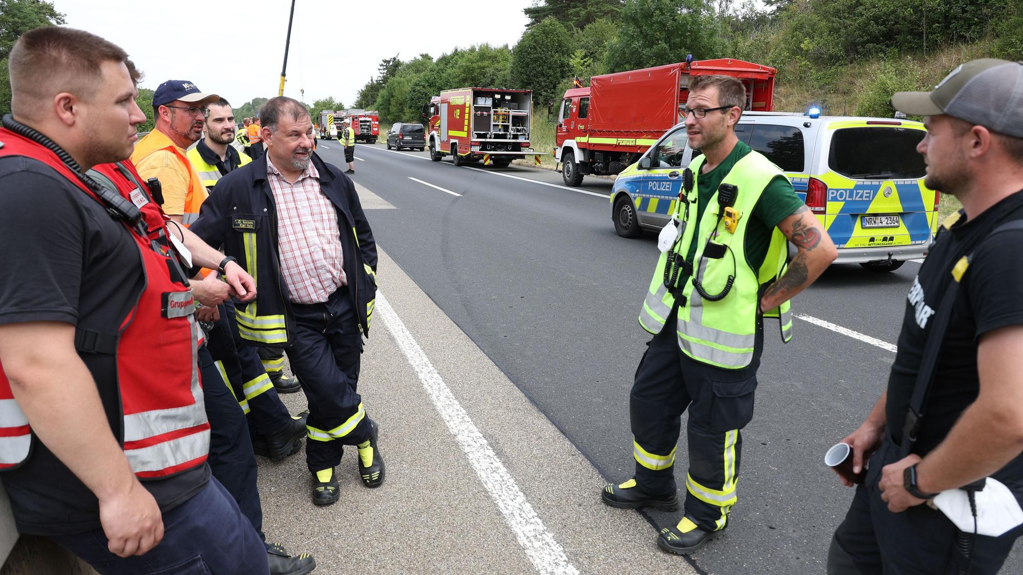 Die Feuerwehrleute im Gespräch an der Einsatzstelle.