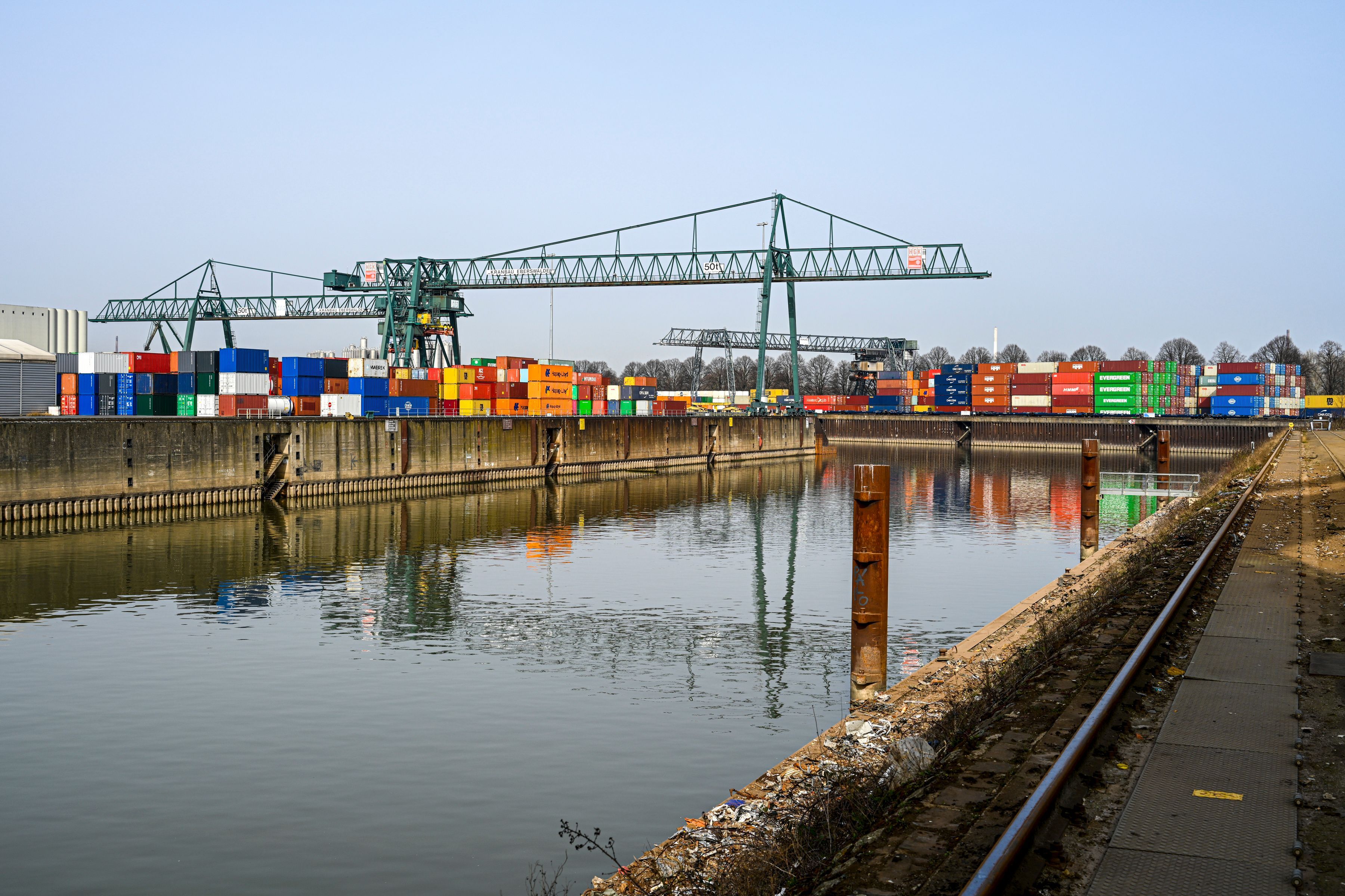Im Niehler Hafen ist eine Wasserleiche gefunden worden. (Archivbild)