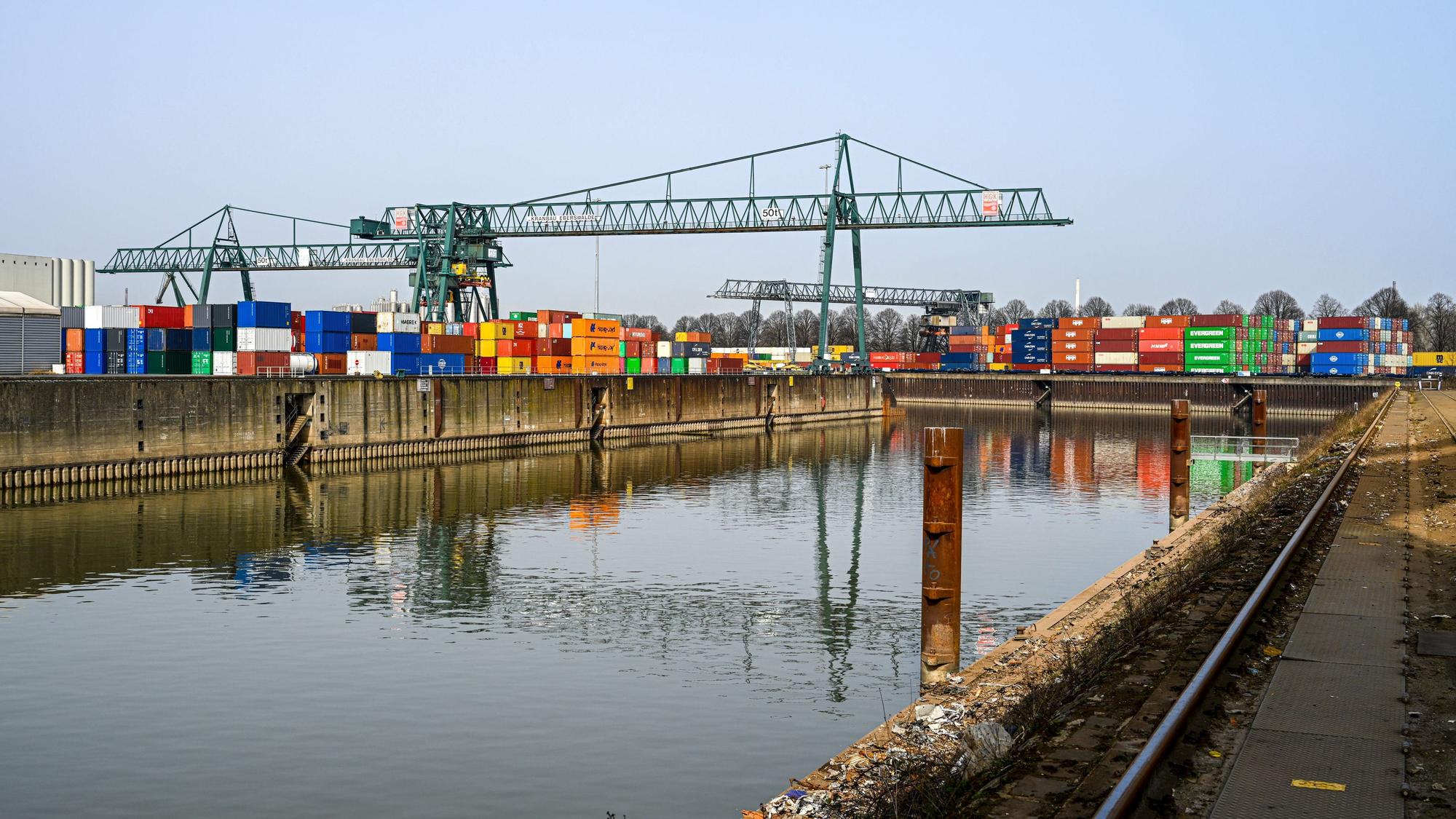 Im Niehler Hafen ist eine Wasserleiche gefunden worden. (Archivbild)