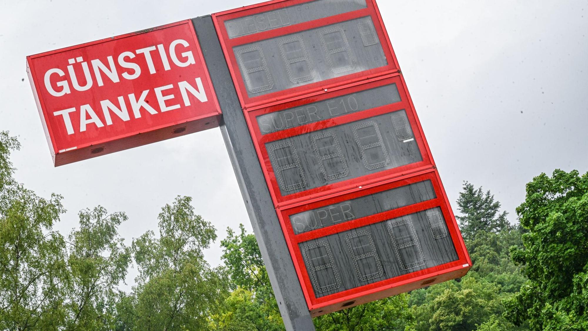 Mit günstigem Tanken dürfte es bald vorbei sein. Der Tankrabatt endet in der Nacht zum Mittwoch.