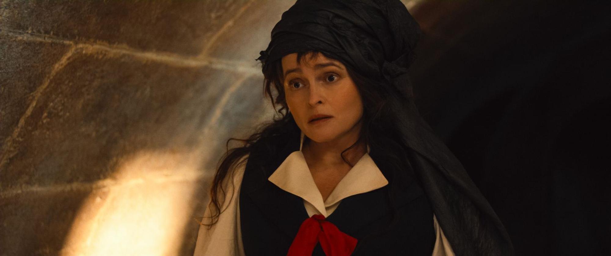Eudoria Holmes (Helena Bonham Carter) macht sich Sorgen um ihren Sohn. (Bild: 2026, Netflix Inc.)