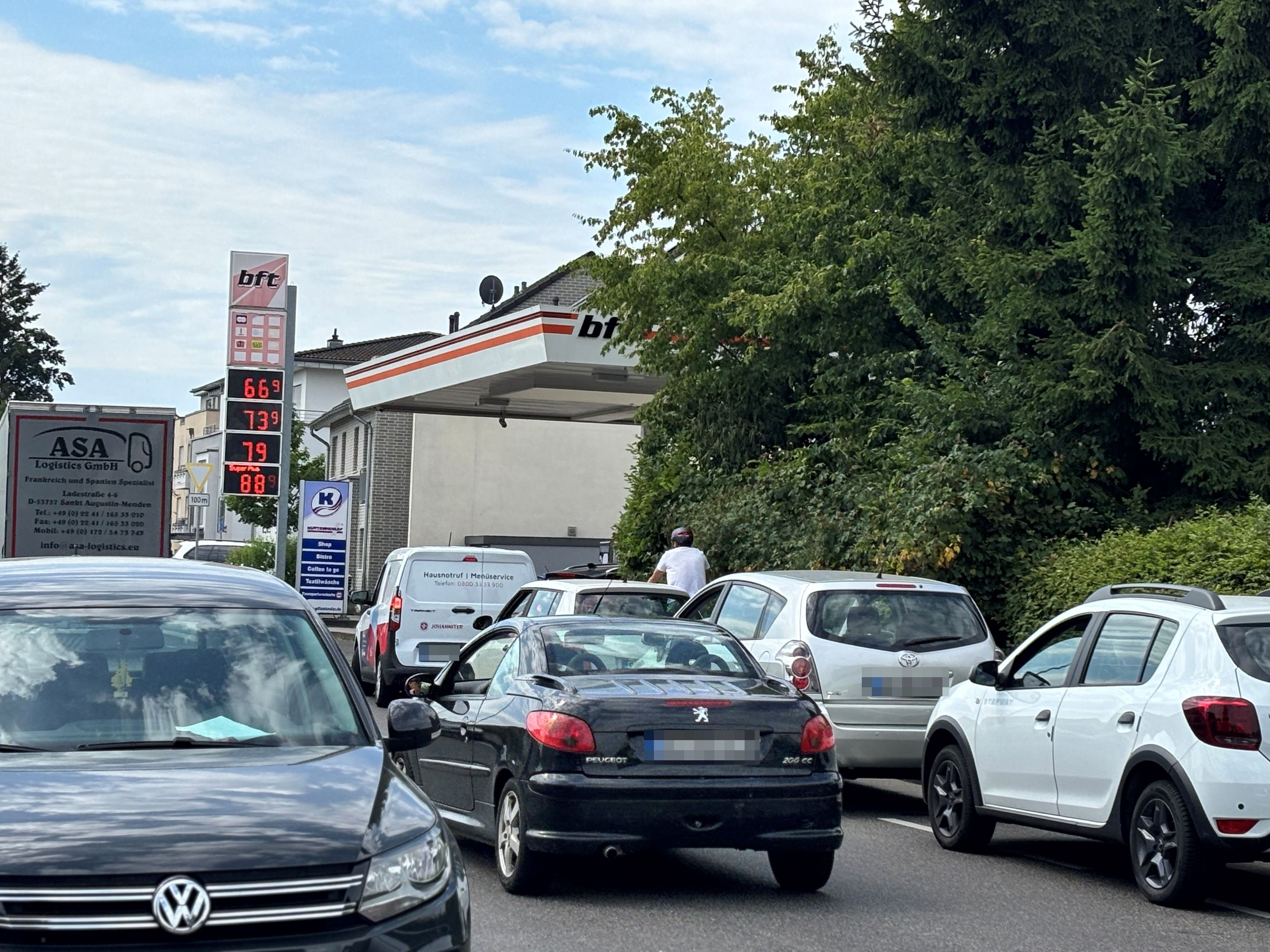 An der bft-Tankstelle in Sankt Augustin-Menden standen die Autos nach 11 Uhr Schlange.