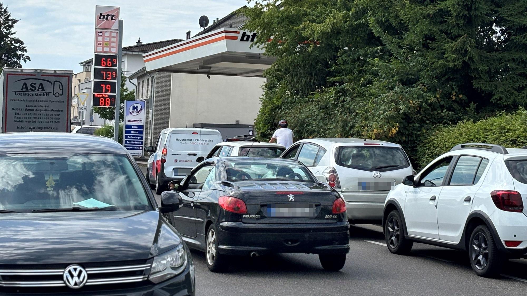 An der bft-Tankstelle in Sankt Augustin-Menden standen die Autos nach 11 Uhr Schlange.