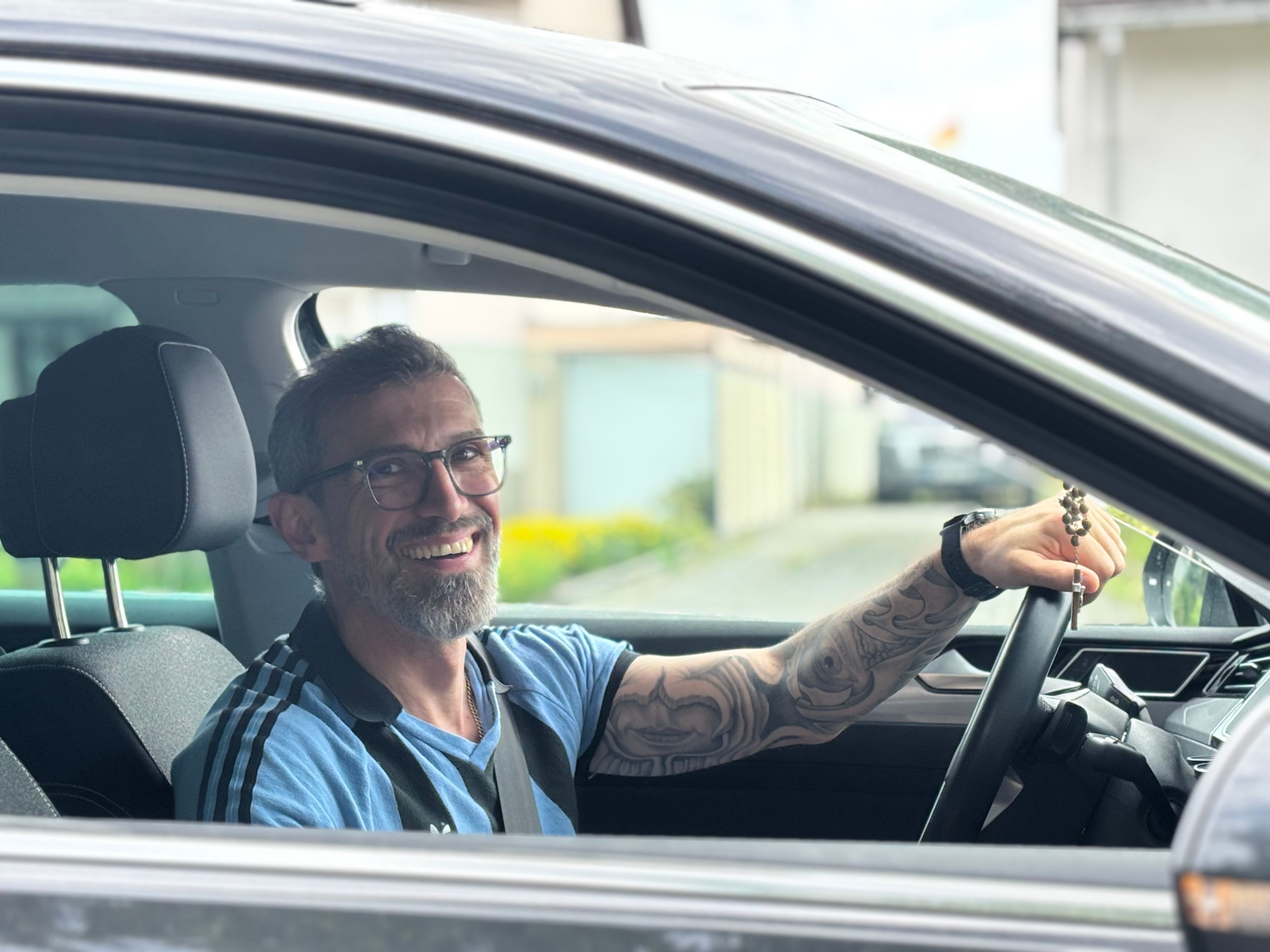Mit guter Laune wartet Zdravko C. im Auto.