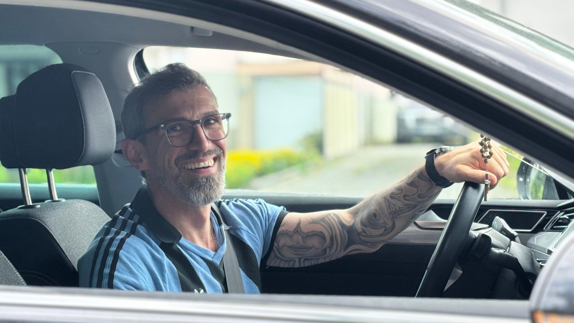 Mit guter Laune wartet Zdravko C. im Auto.