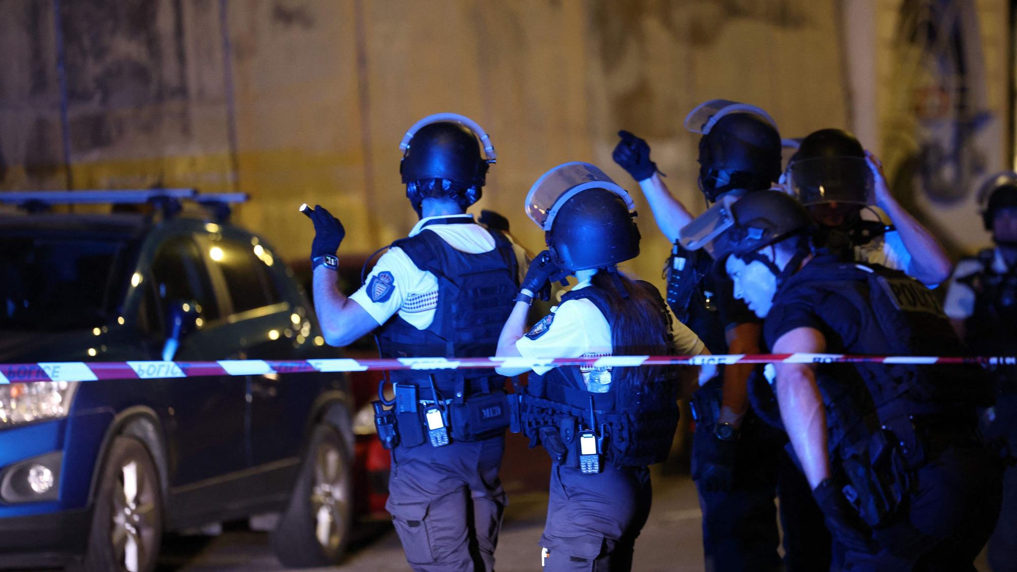 Drei Menschen wurden bei der Explosion verletzt, die Polizei sucht nach dem Täter.