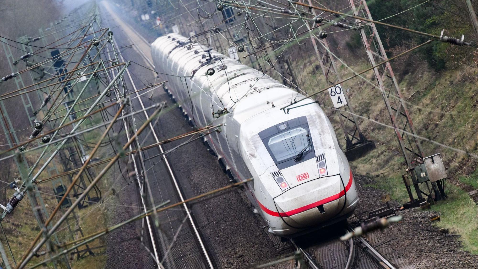 Die Deutsche Bahn muss im Fernverkehr mehr Kapazitäten für Wettbewerber freimachen. (Archivbild)