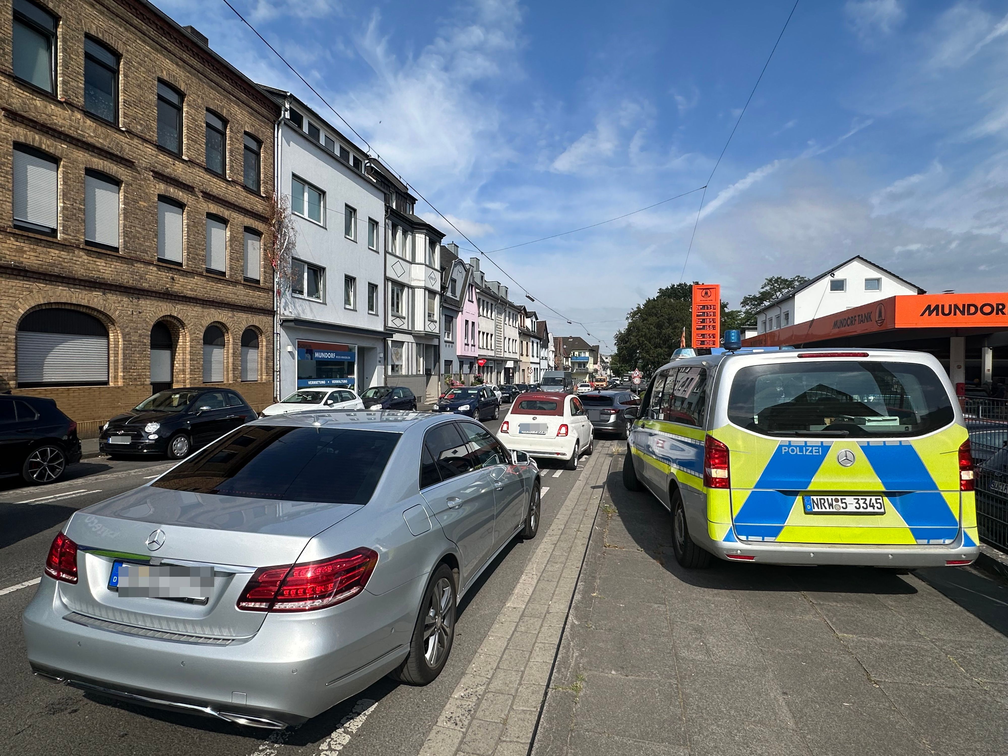 Stau an der Mundorf-Tankstelle an der Luisenstraße wegen des auslaufenden Tankrabattes am 30. Juni 2026 gegen 10 Uhr.