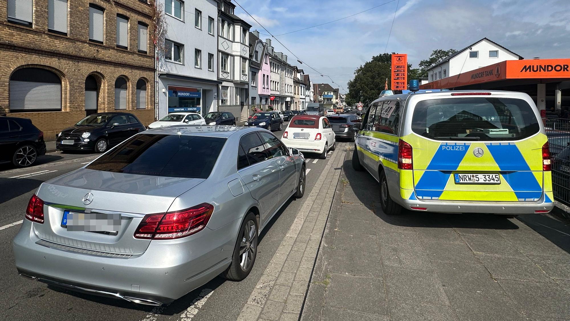 Stau an der Mundorf-Tankstelle an der Luisenstraße wegen des auslaufenden Tankrabattes am 30. Juni 2026 gegen 10 Uhr.