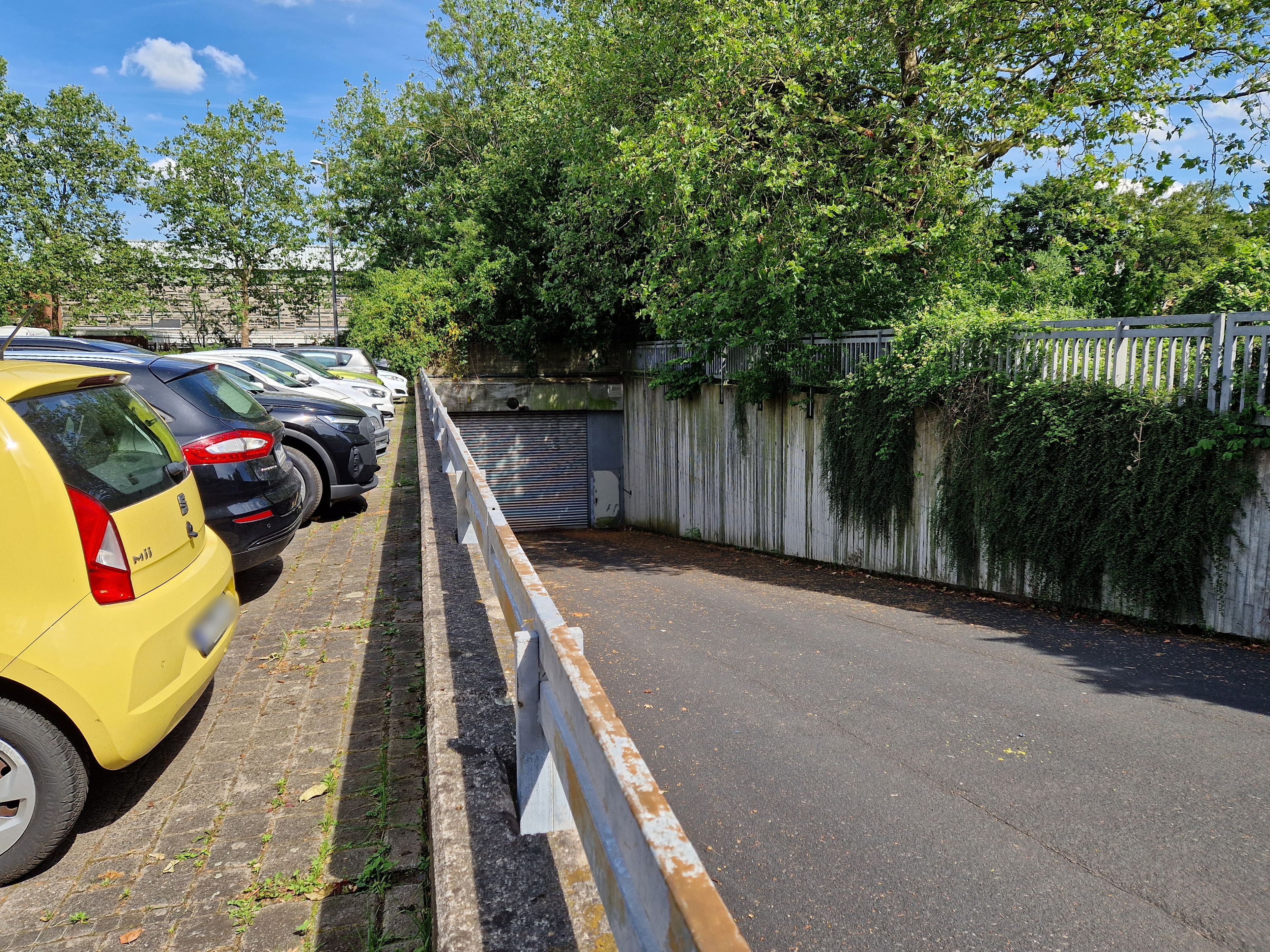 Unter dem Parkplatz der Europaschule am Raderthalgürtel liegen seit Jahrzehnten in einer Tiefgarage mehr als 300 Parkplätze brach.