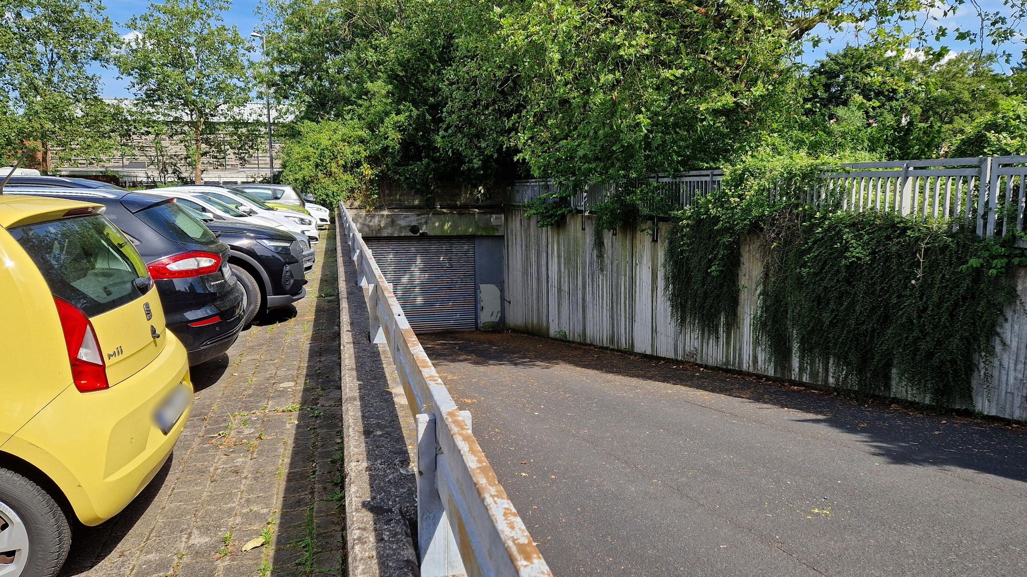 Unter dem Parkplatz der Europaschule am Raderthalgürtel liegen seit Jahrzehnten in einer Tiefgarage mehr als 300 Parkplätze brach.
